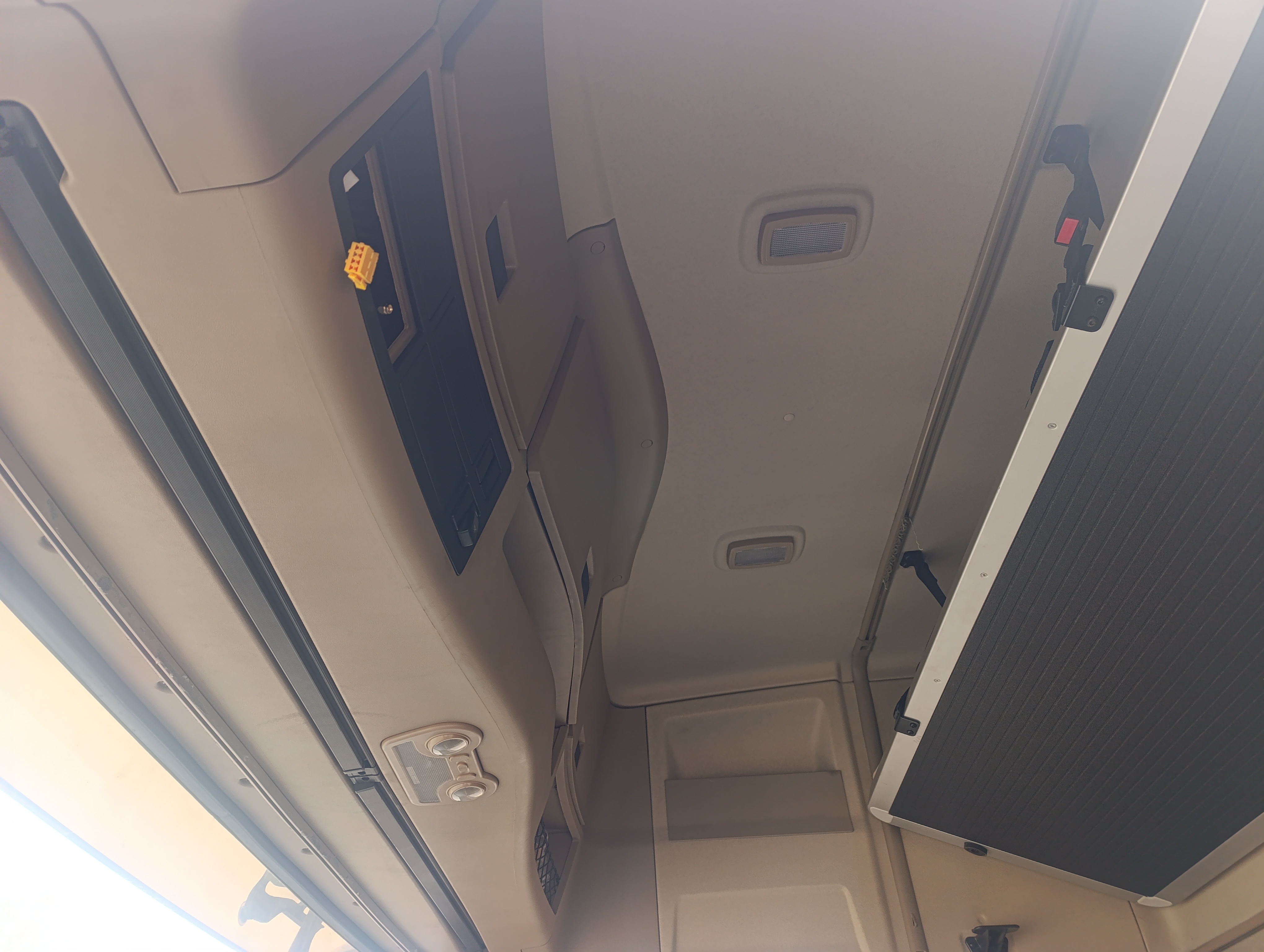 Shacman (Shaanxi) SX* 6x4 Седельный тягач 2022 г. - фото 9