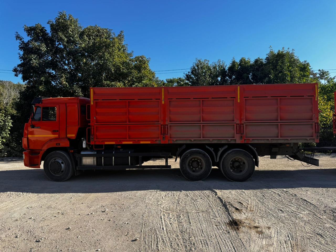 ЭНЕРГОТЕХПРОМ-ИНВЕСТ 6535* на шасси КамАЗ 65115 6x4 Зерновоз 2022 г. - фото 2