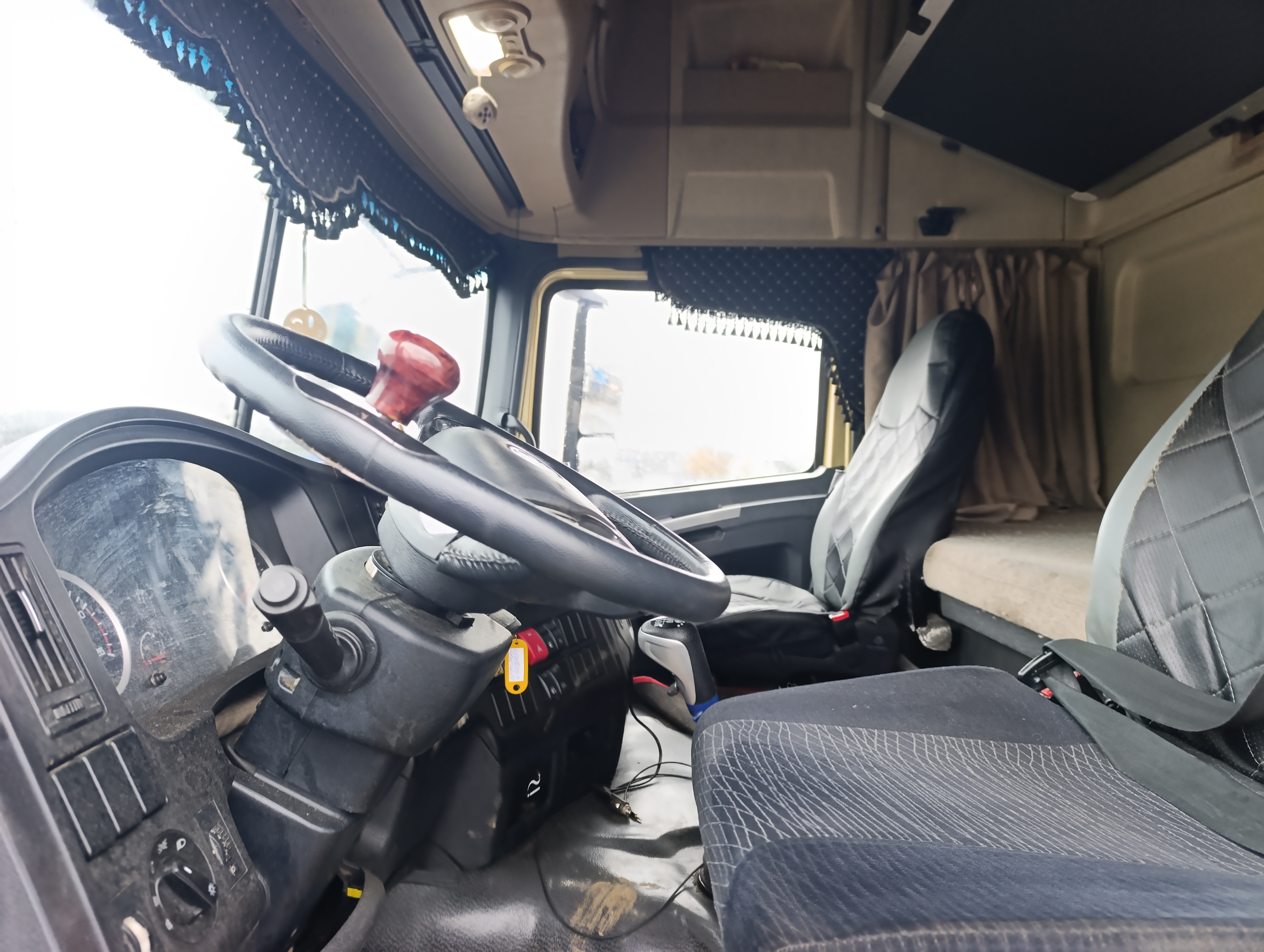 Shacman (Shaanxi) SX* 6x4 Седельный тягач 2022 г. - фото 10