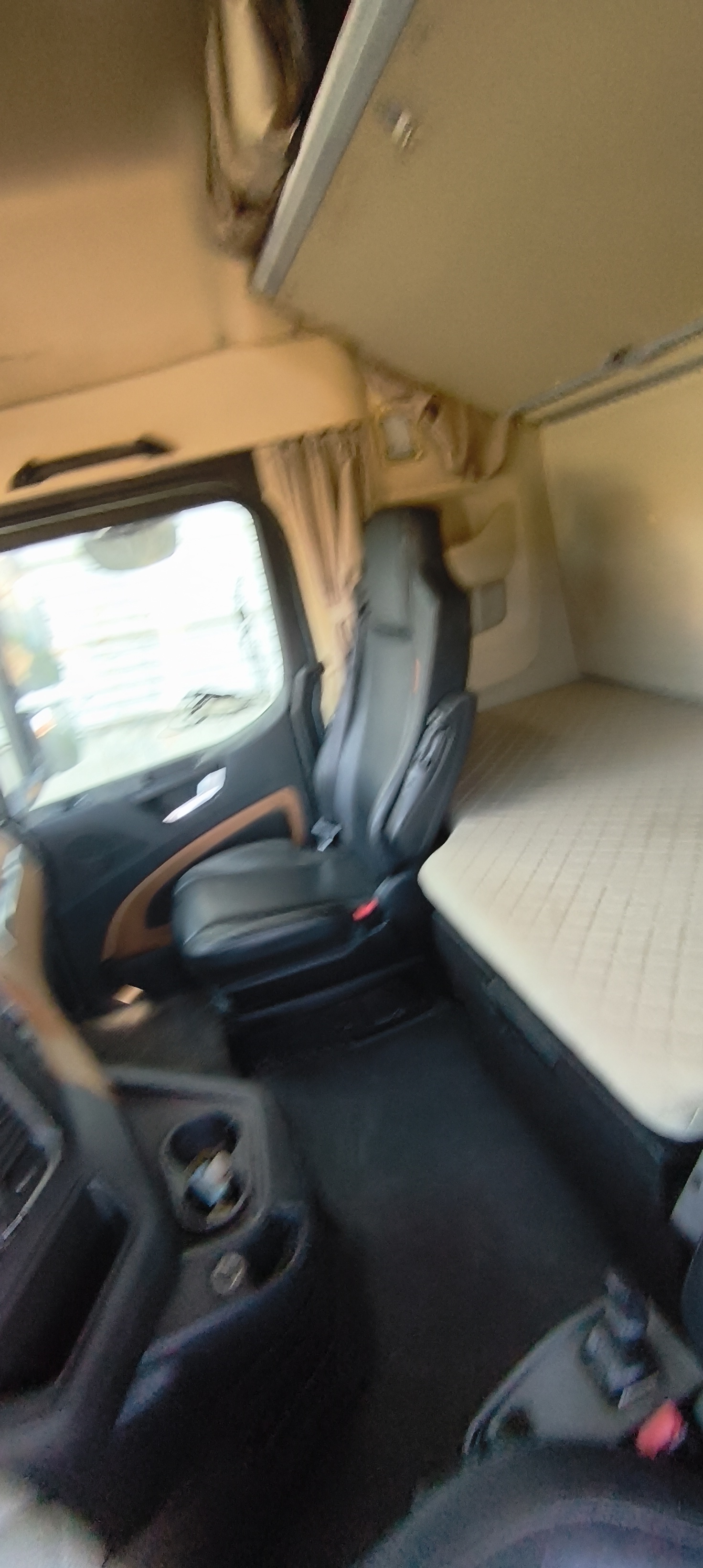 Shacman (Shaanxi) SX* 4x2 Седельный тягач 2023 г. - фото 6