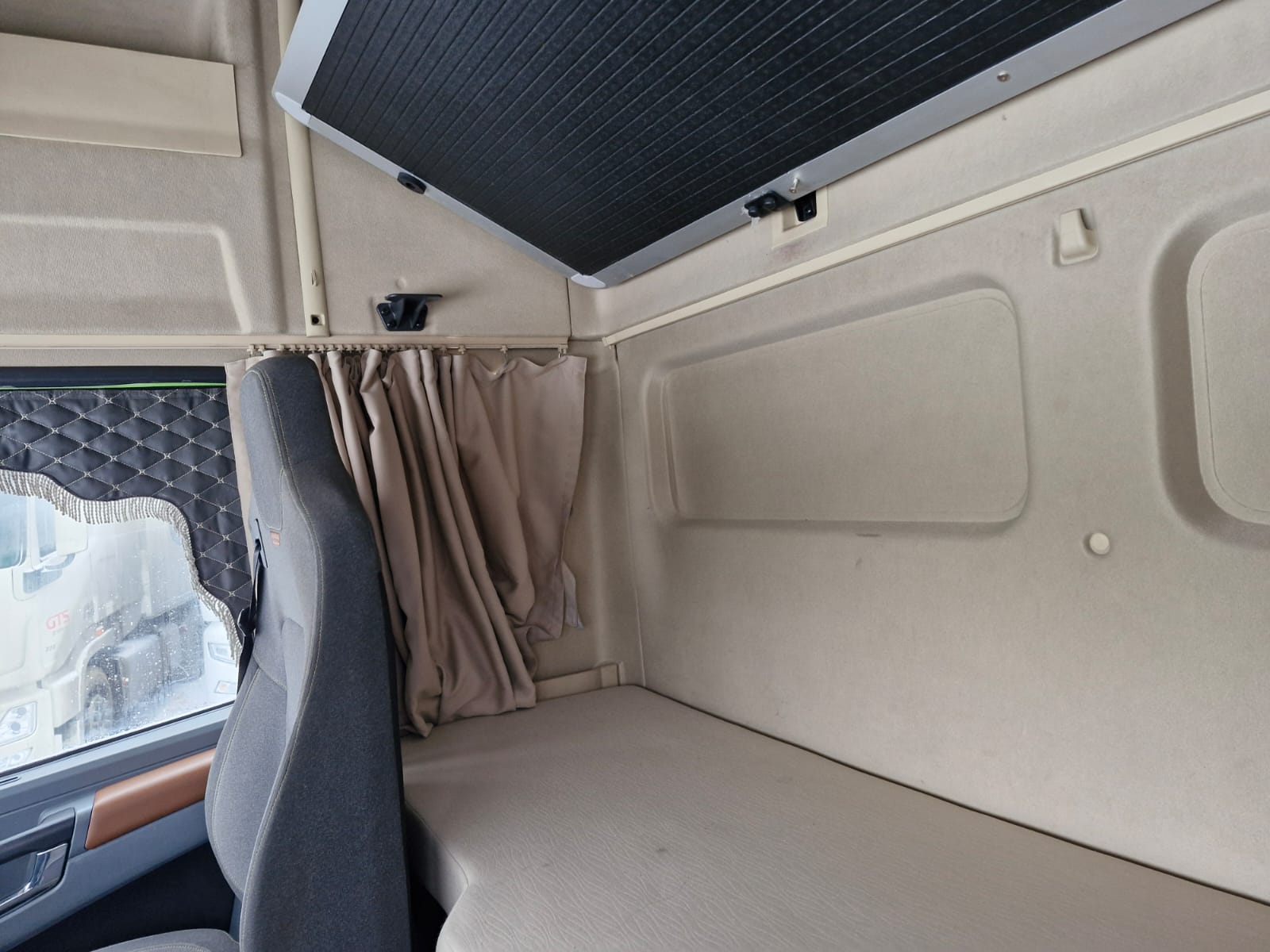 Shacman (Shaanxi) SX* 6x4 Седельный тягач 2023 г. - фото 8