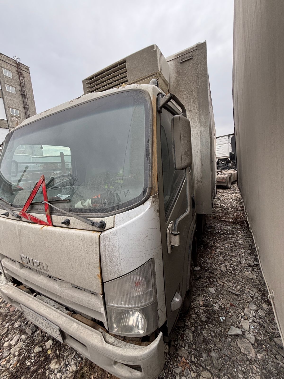 Isuzu ELF 9.5 (NQR) Изотермический/рефрижератор с гидробортом 2017 г. - фото 5