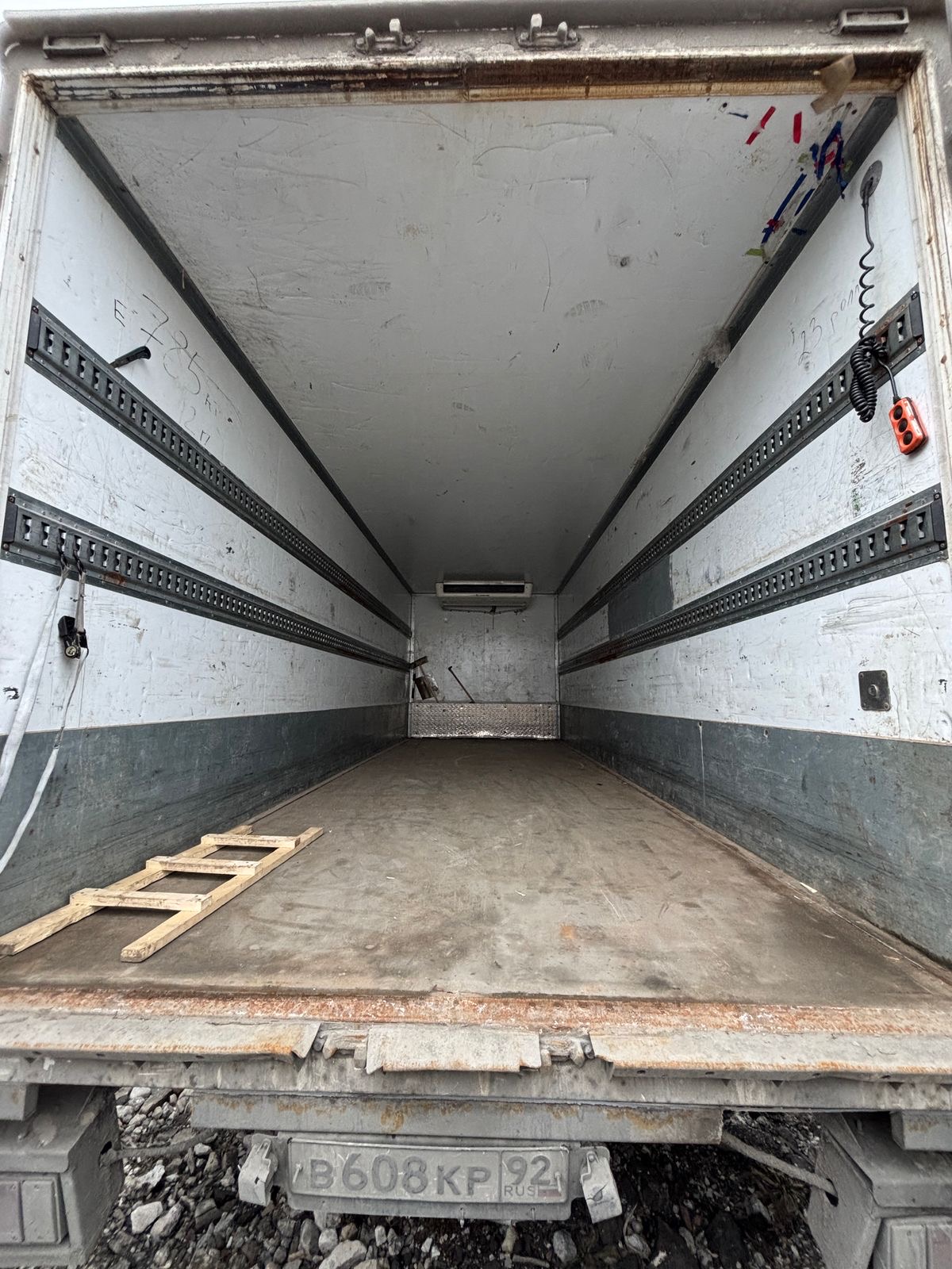 Isuzu ELF 9.5 (NQR) Изотермический/рефрижератор с гидробортом 2017 г. - фото 9