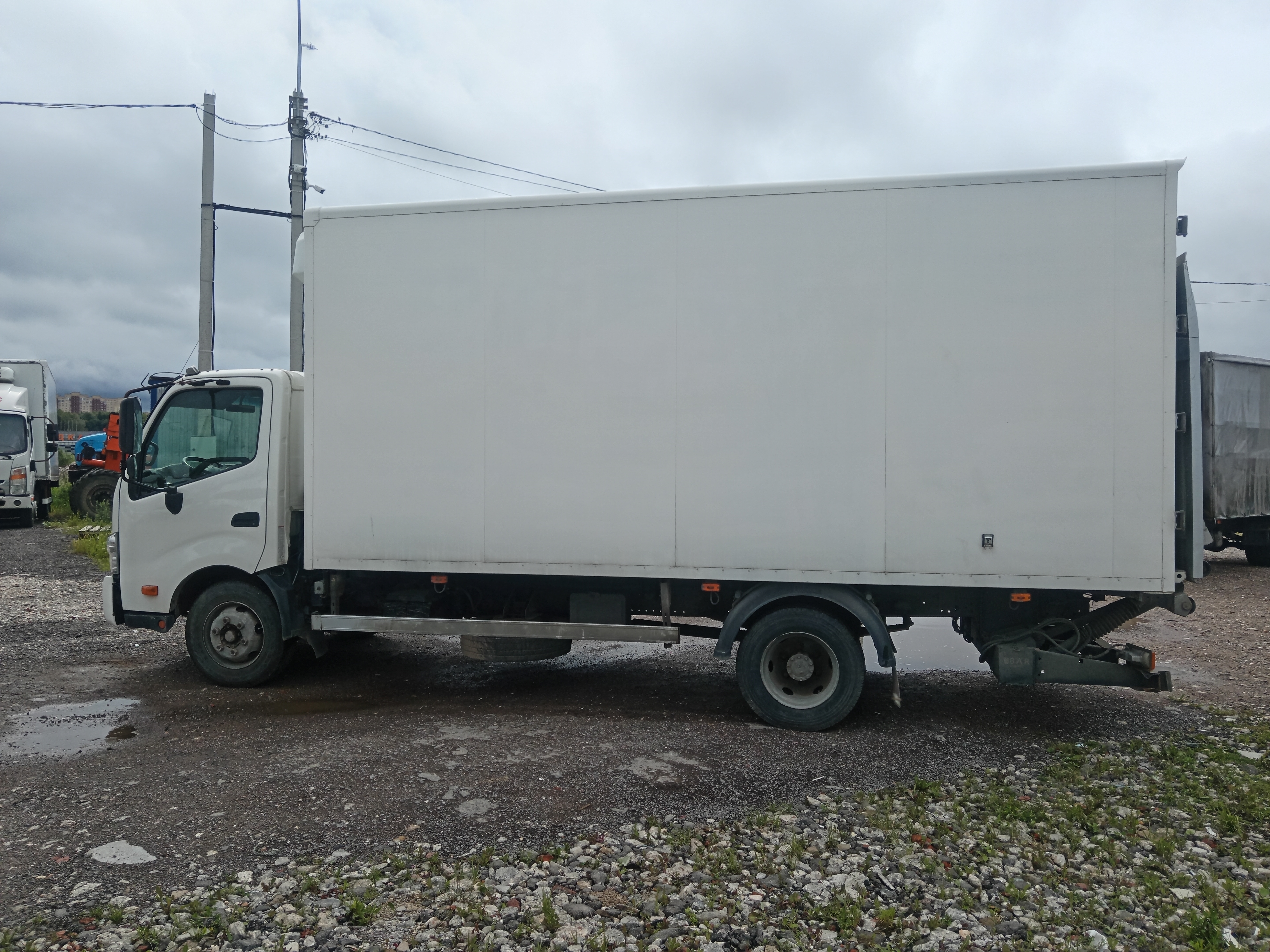 Центртранстехмаш АФ-4771* на шасси HINO 300 4x2 изотермический/рефрижератор с гидробортом (кат. C) 2022 г. - фото 5