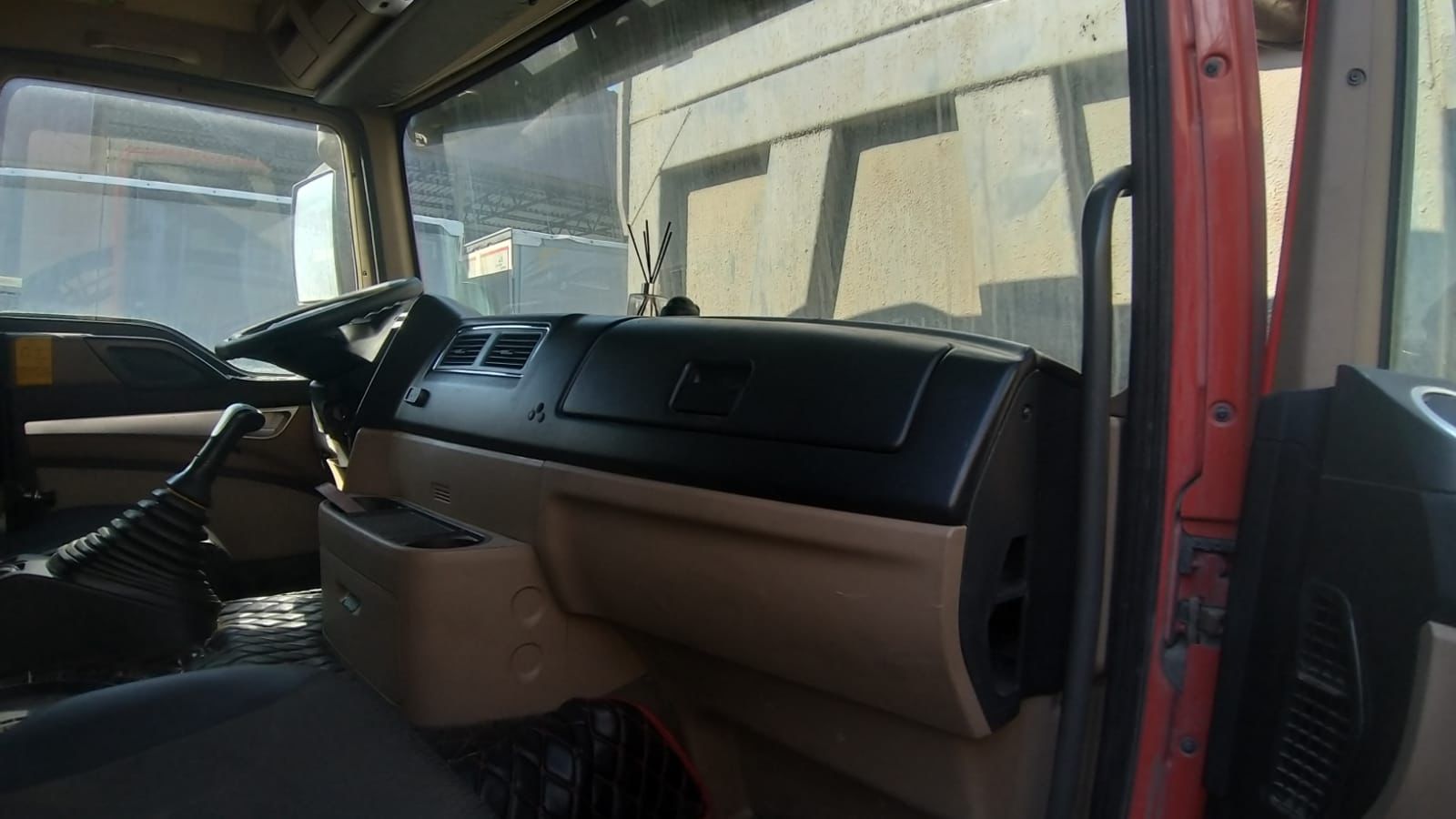 Howo T5G 8x4 Самосвал 2023 г. - фото 10