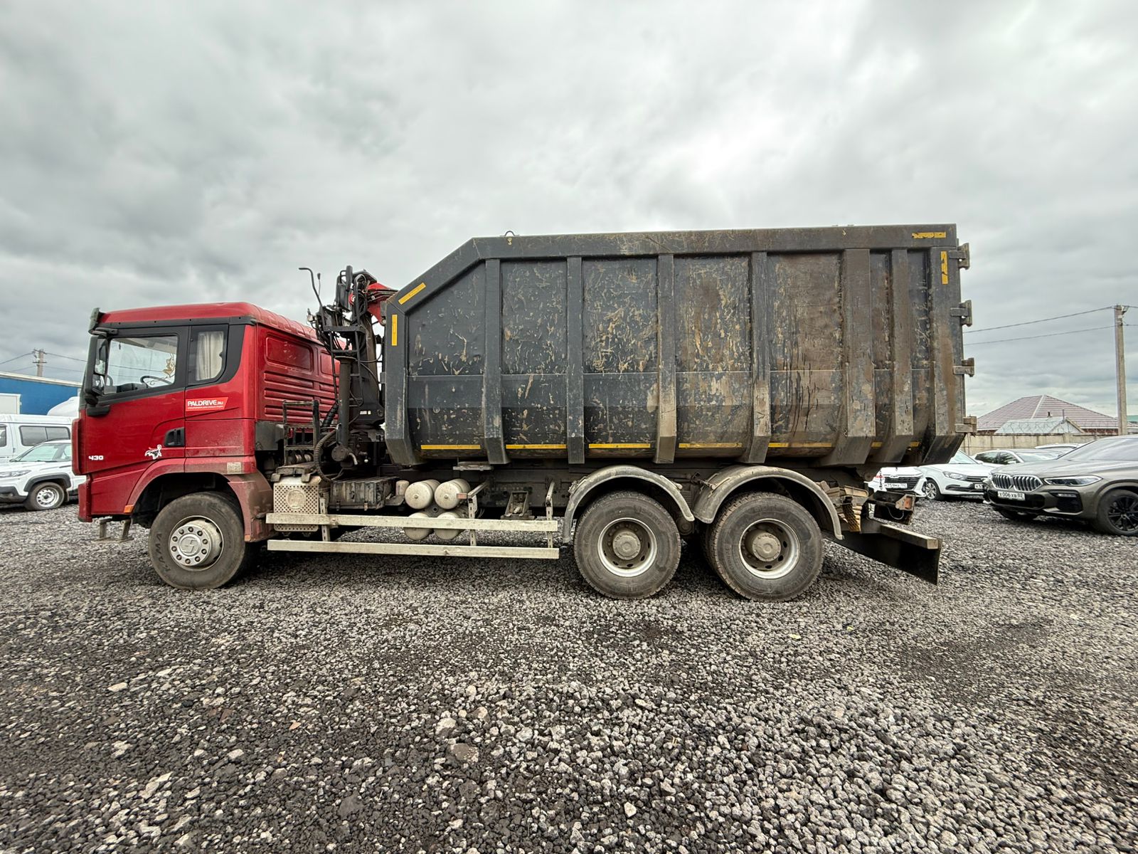 БУРОВЫЕ И ПОДЪЕМНЫЕ МАШИНЫ 3392* на шасси Shacman SX3258 6x4 Ломовоз с КМУ 2023 г. - фото 2