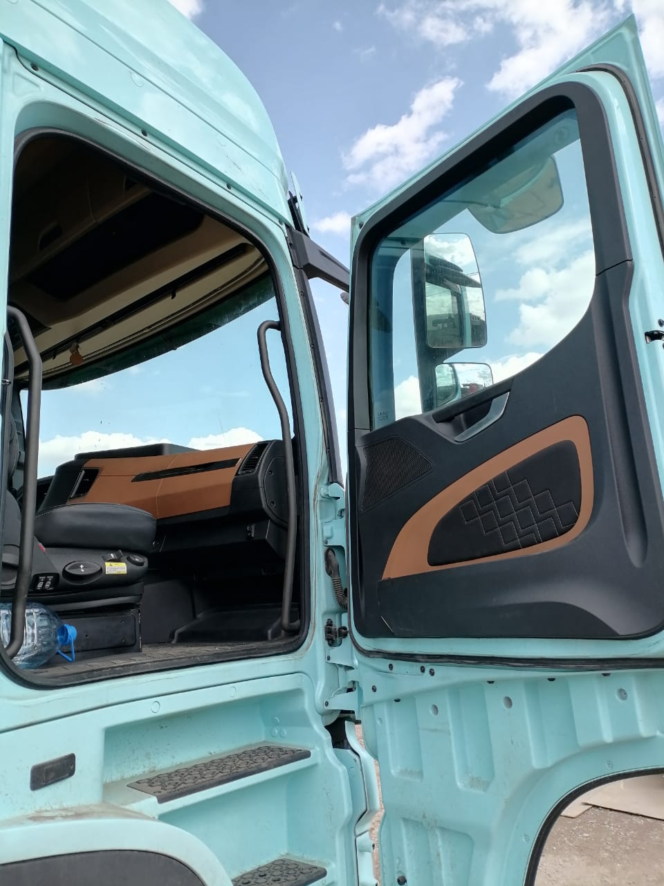 Shacman (Shaanxi) SX* 4x2 Седельный тягач 2023 г. - фото 5