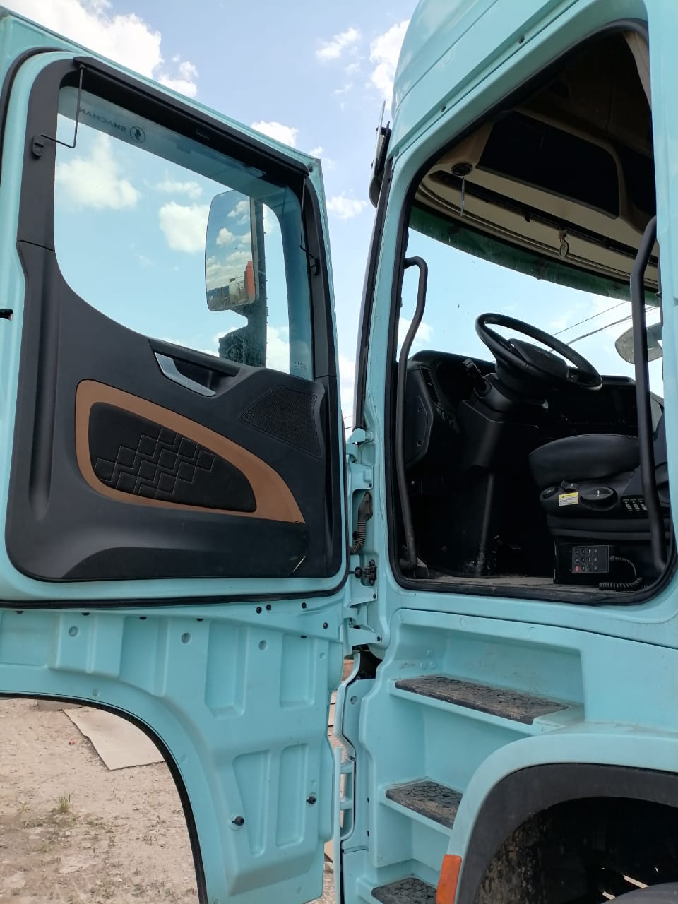 Shacman (Shaanxi) SX* 4x2 Седельный тягач 2023 г. - фото 6