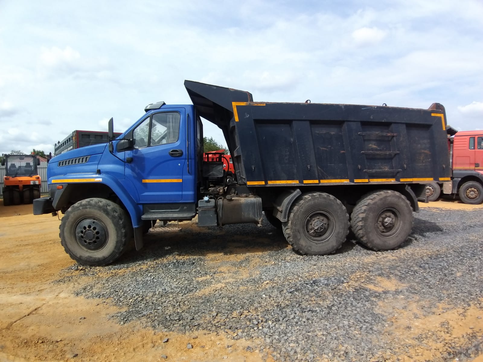 ПРОИЗВОДСТВЕННАЯ КОМПАНИЯ УНИВЕРСАЛЬНОЙ СПЕЦТЕХНИКИ 4679* на шасси Ural NEXT 5557 6x6 Самосвал 2023 г. - фото 5