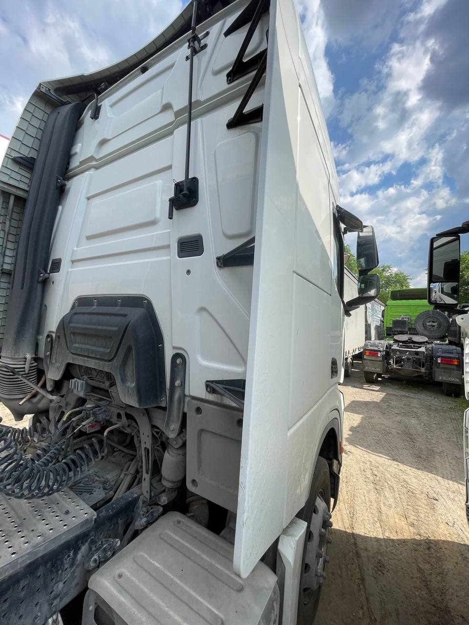 Shacman (Shaanxi) SX* 4x2 Седельный тягач 2024 г. - фото 5