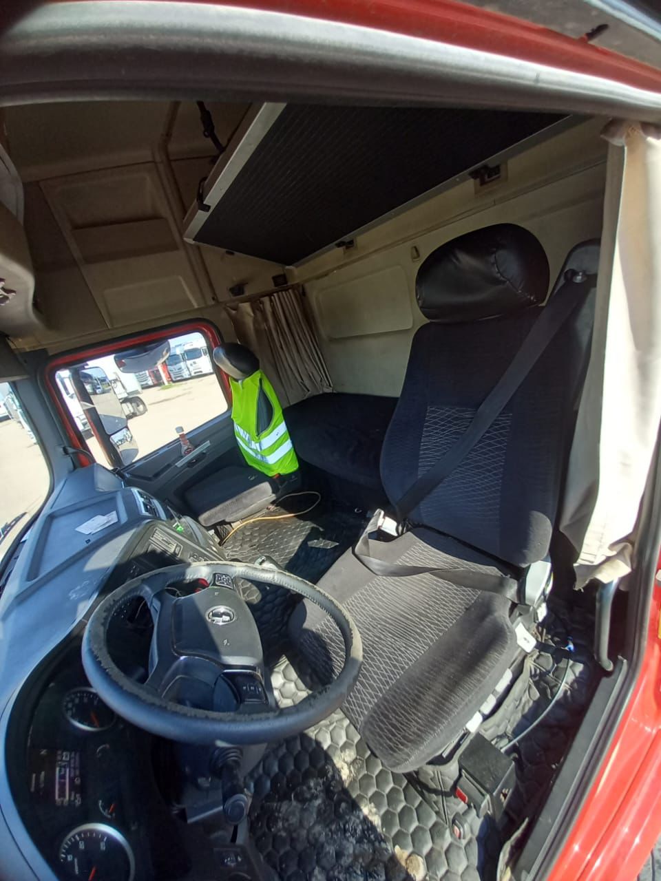 Shacman (Shaanxi) SX* 6x4 Седельный тягач 2023 г. - фото 8