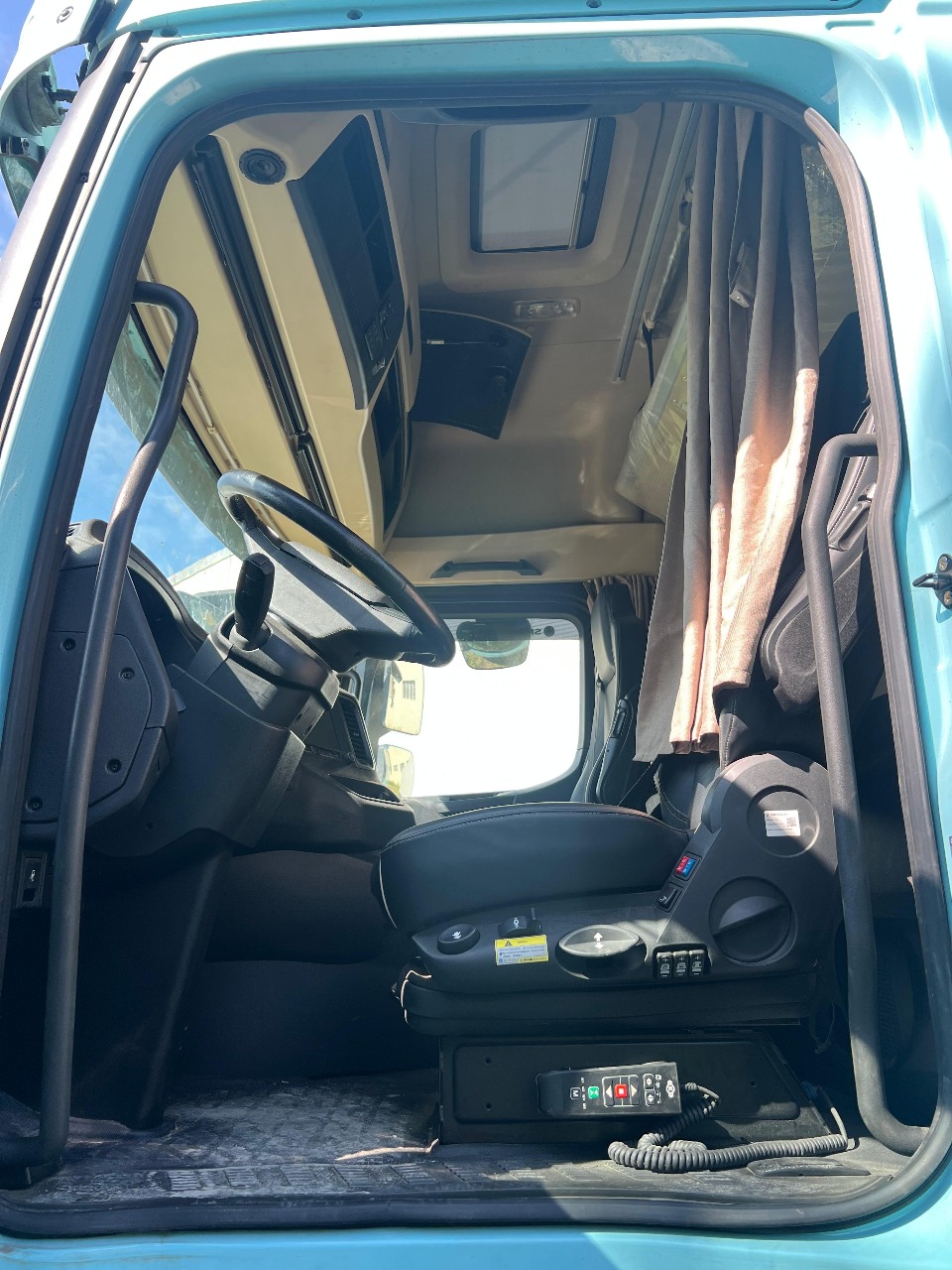 Shacman (Shaanxi) SX* 4x2 Седельный тягач 2023 г. - фото 9