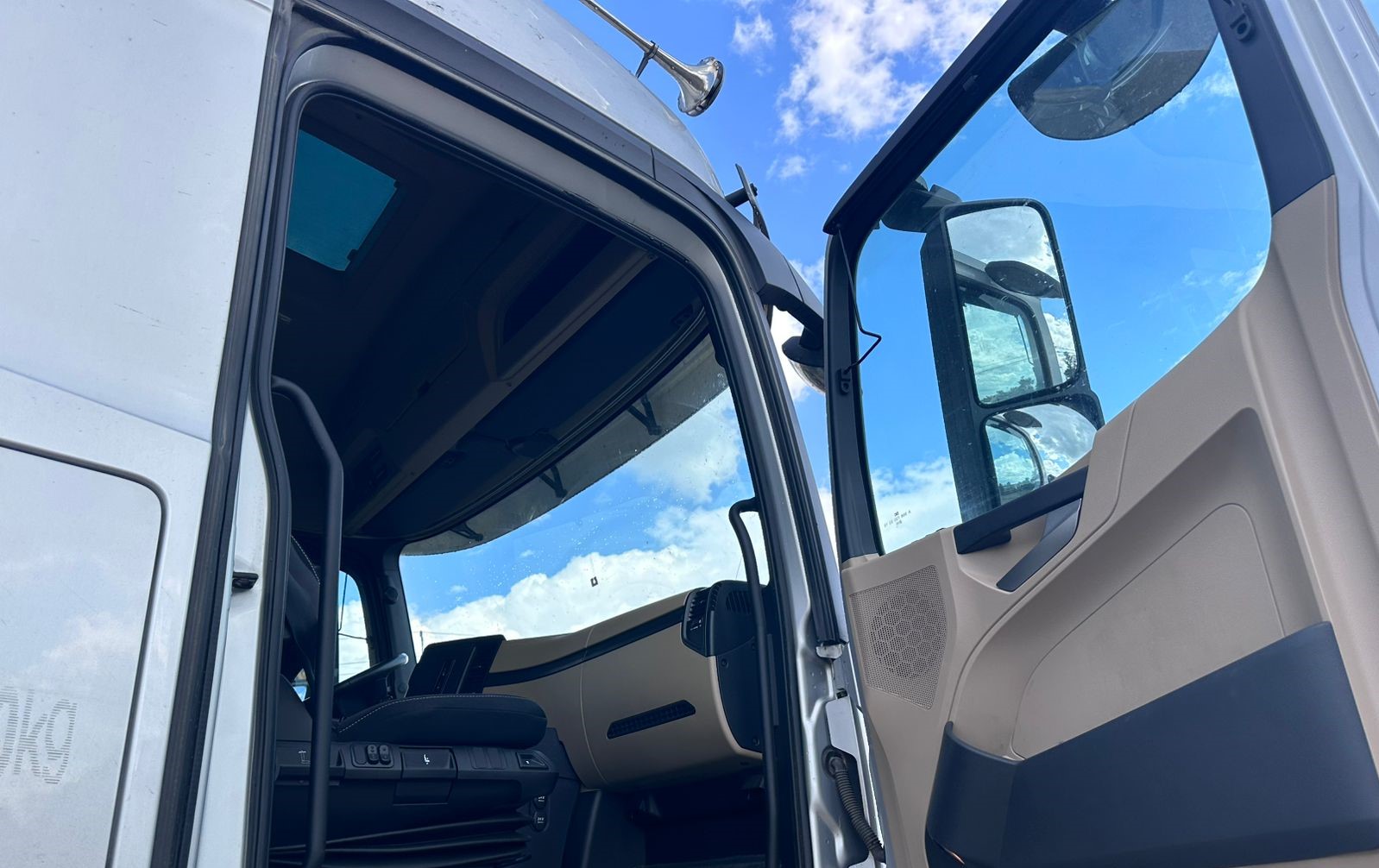 Mercedes-Benz ACTROS 4x2 Седельный тягач 2023 г. - фото 17