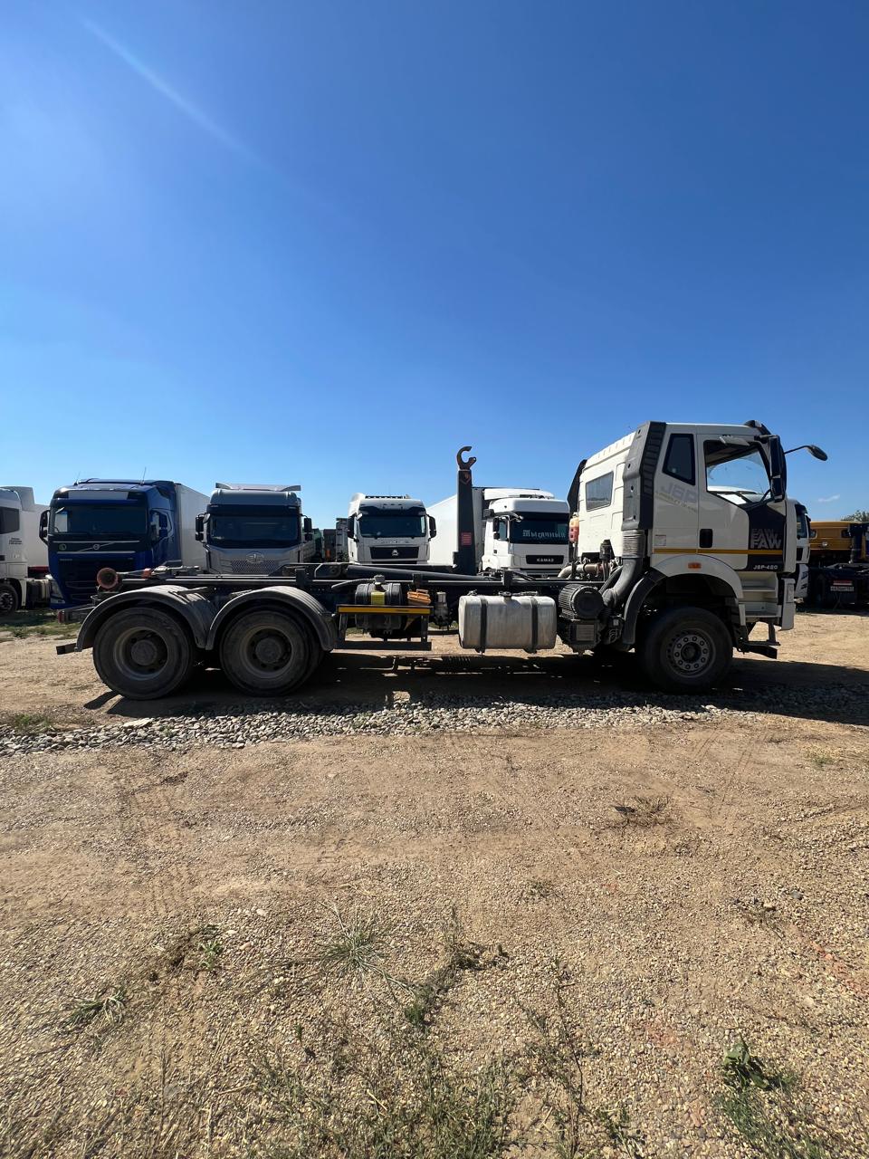 FAW J6 6x4 Мультилифт 2023 г. - фото 4