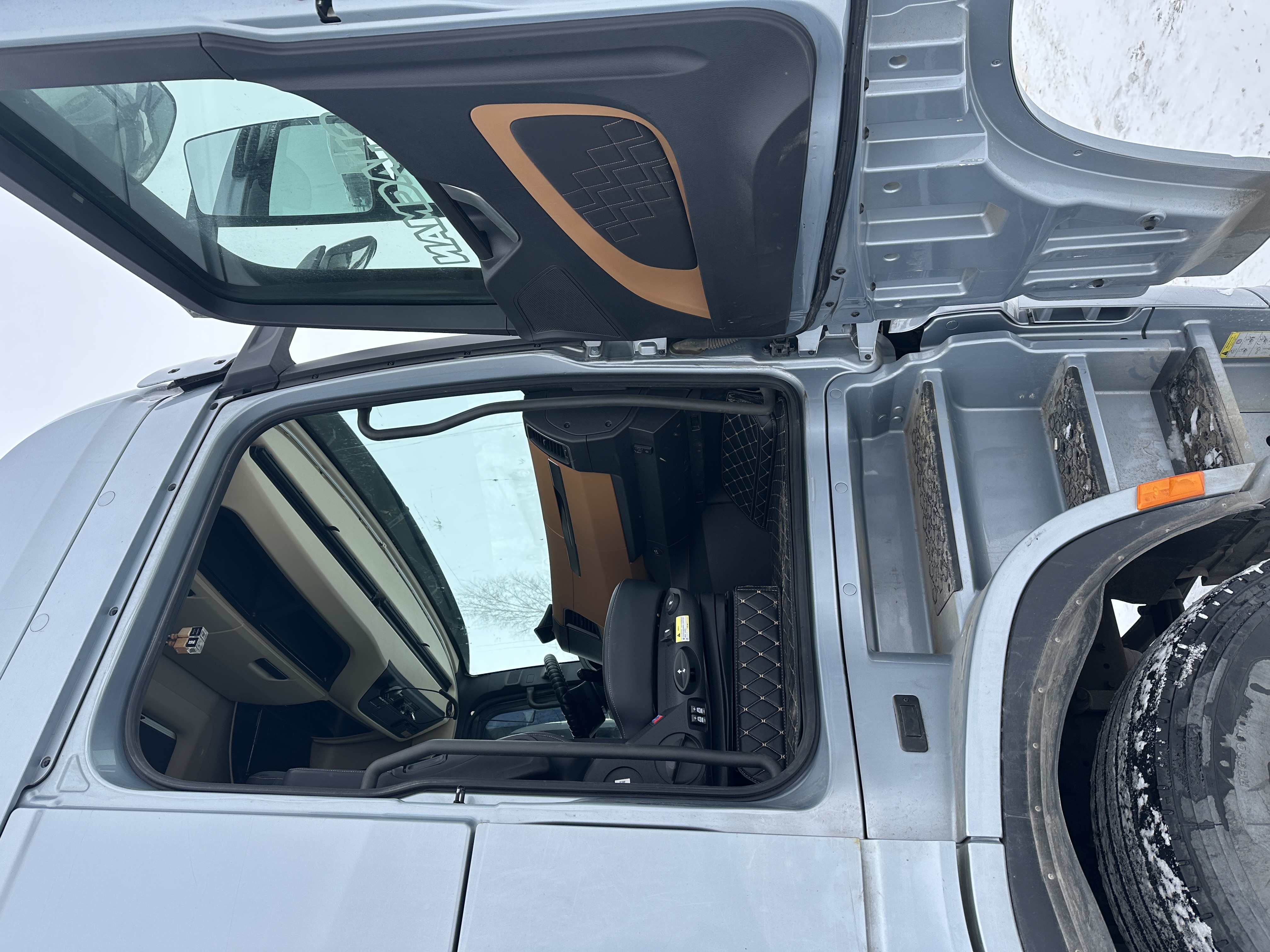 Shacman (Shaanxi) SX* 4x2 Седельный тягач 2023 г. - фото 6