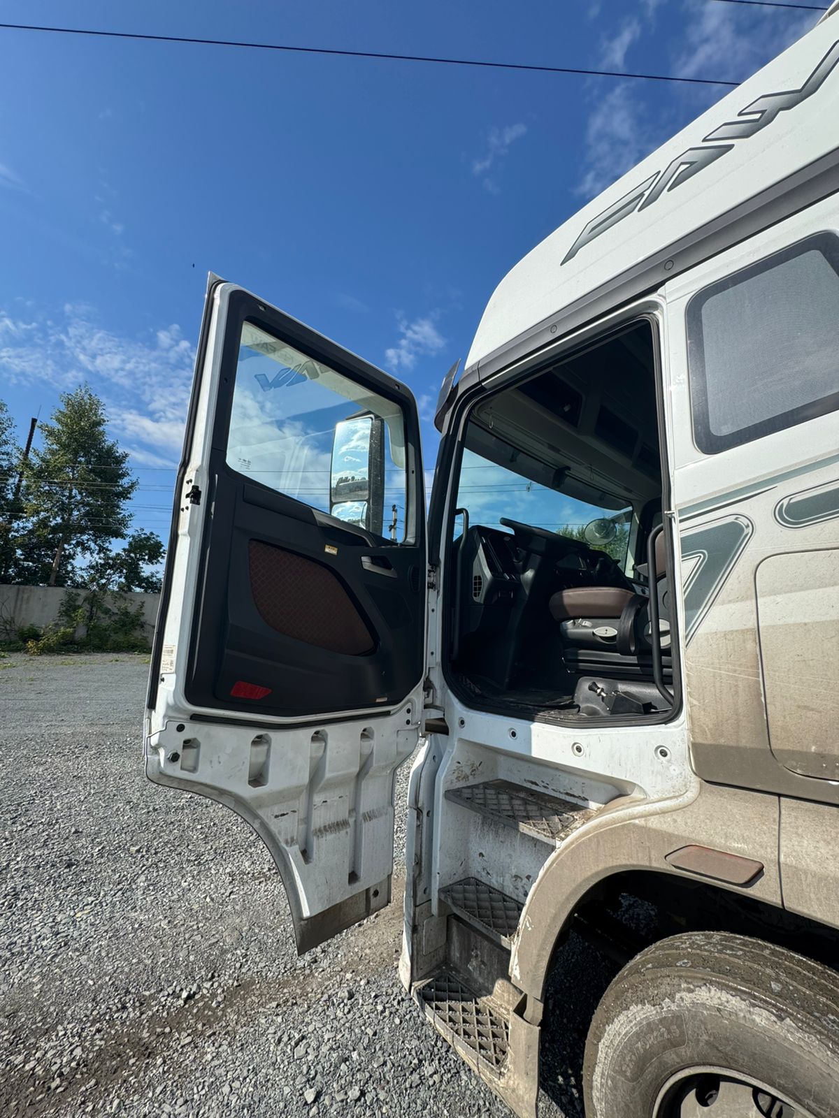 FAW J7 4x2 Седельный тягач 2023 г. - фото 9