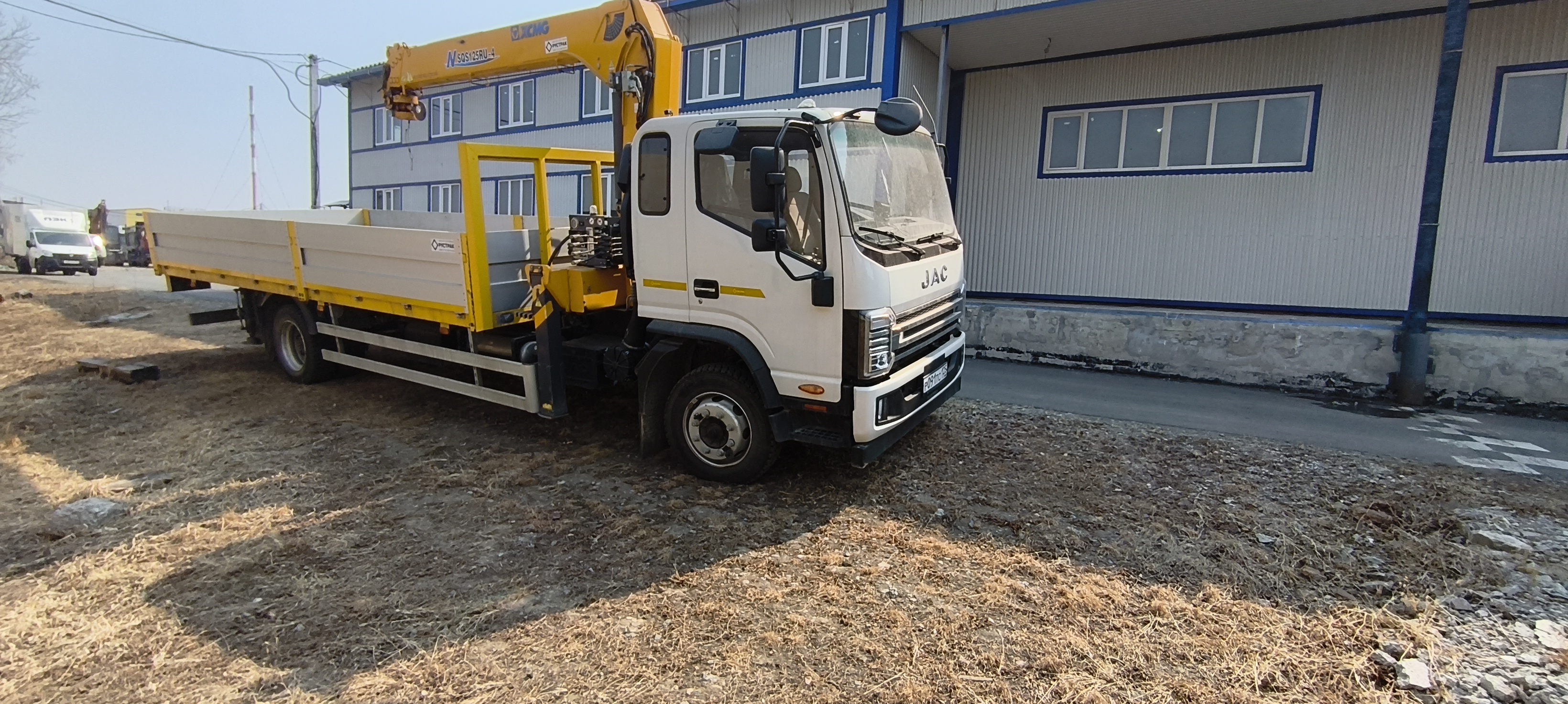 JAC N120 Бортовой с КМУ 2024 г. - фото 4