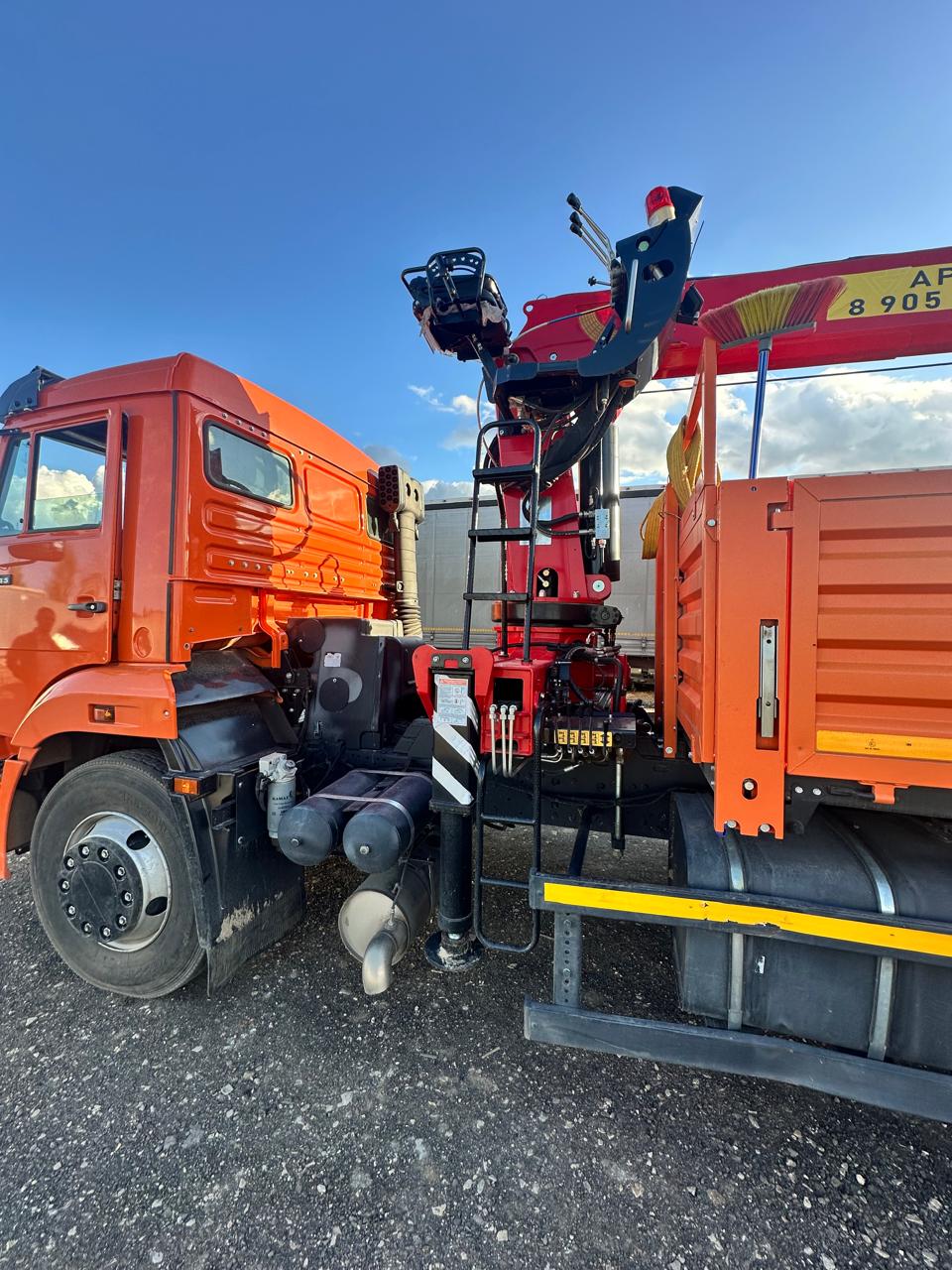 КамАЗ 65115 6x4 Бортовой с КМУ 2024 г. - фото 4