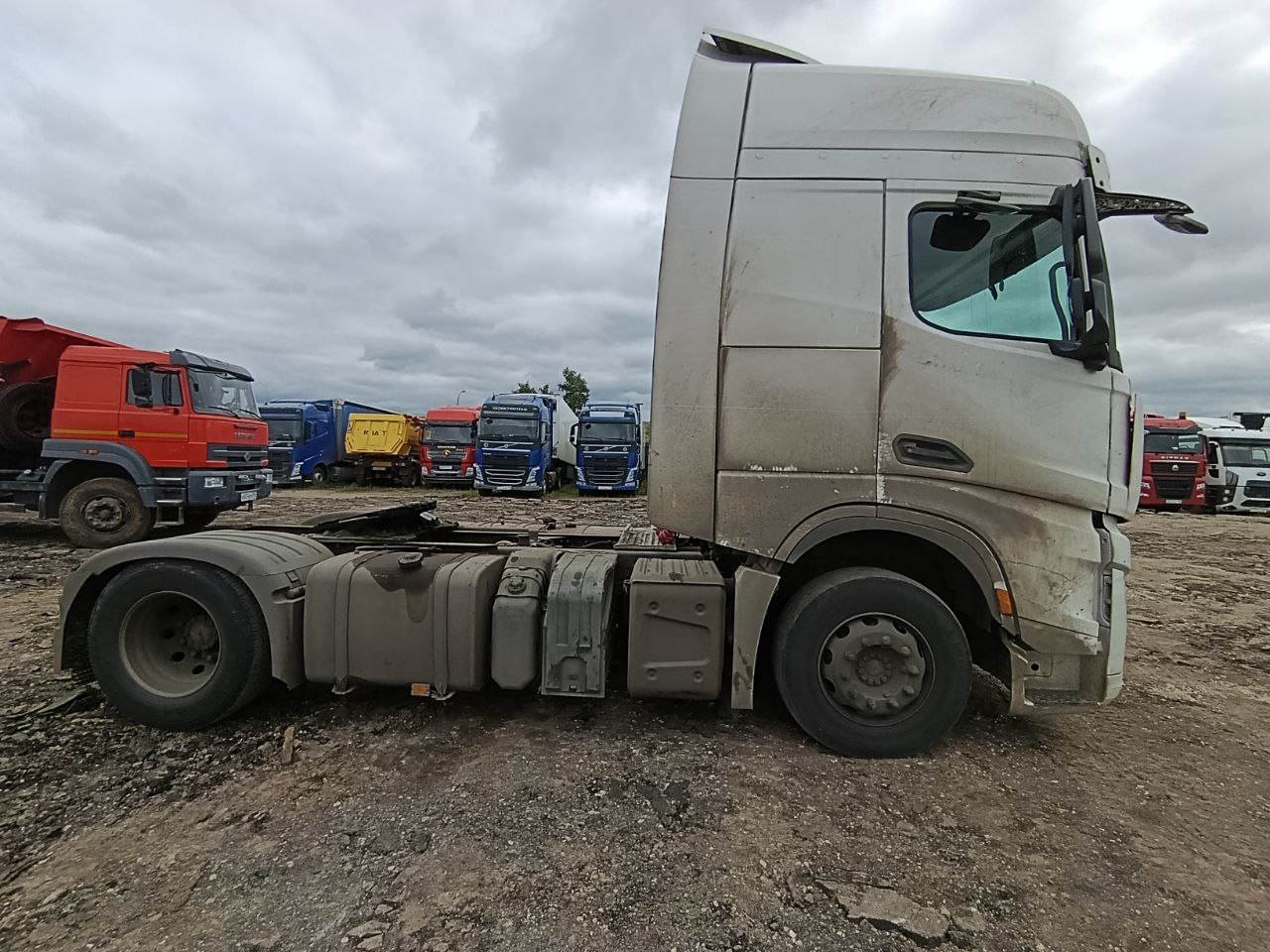 Shacman (Shaanxi) SX* 4x2 Седельный тягач 2023 г. - фото 4