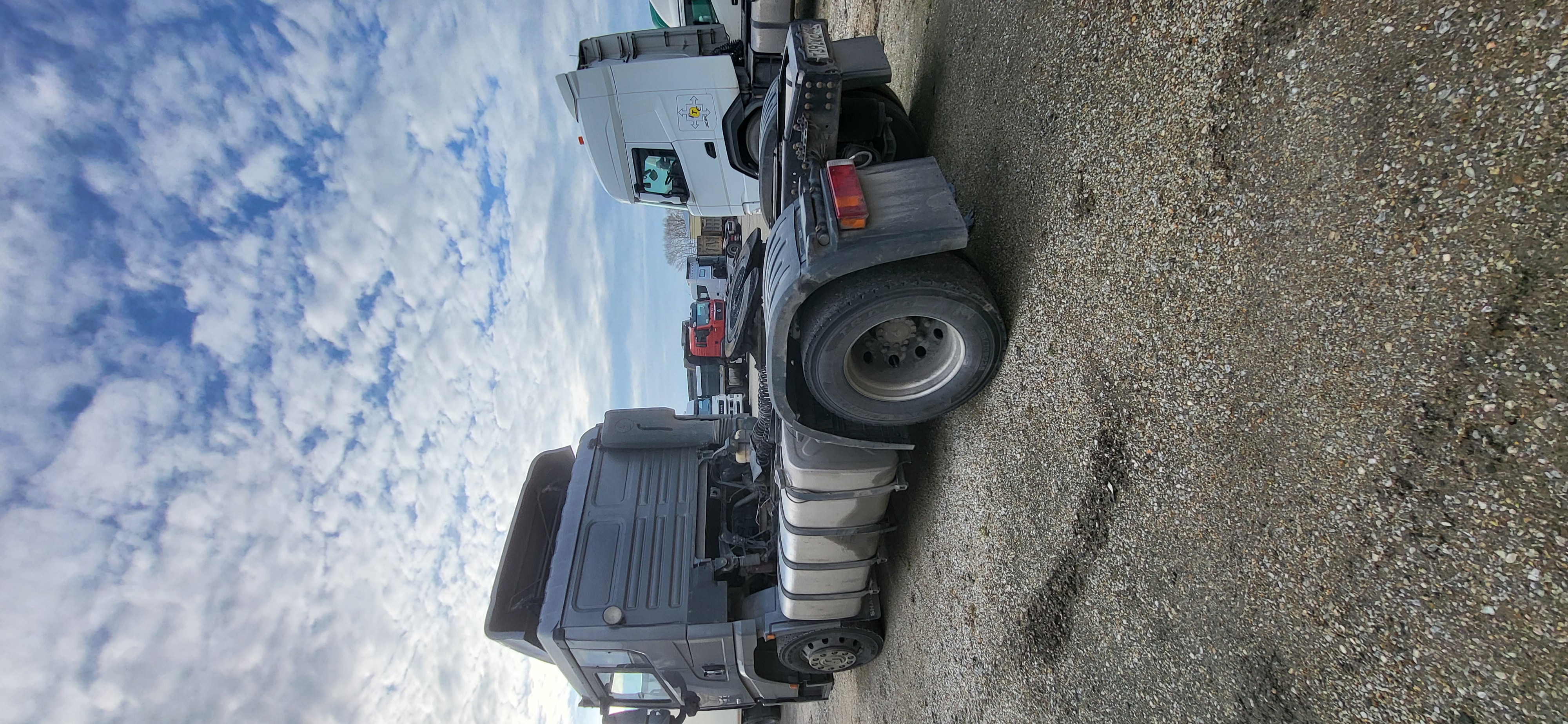 Shacman (Shaanxi) SX* 4x2 Седельный тягач 2023 г. - фото 9