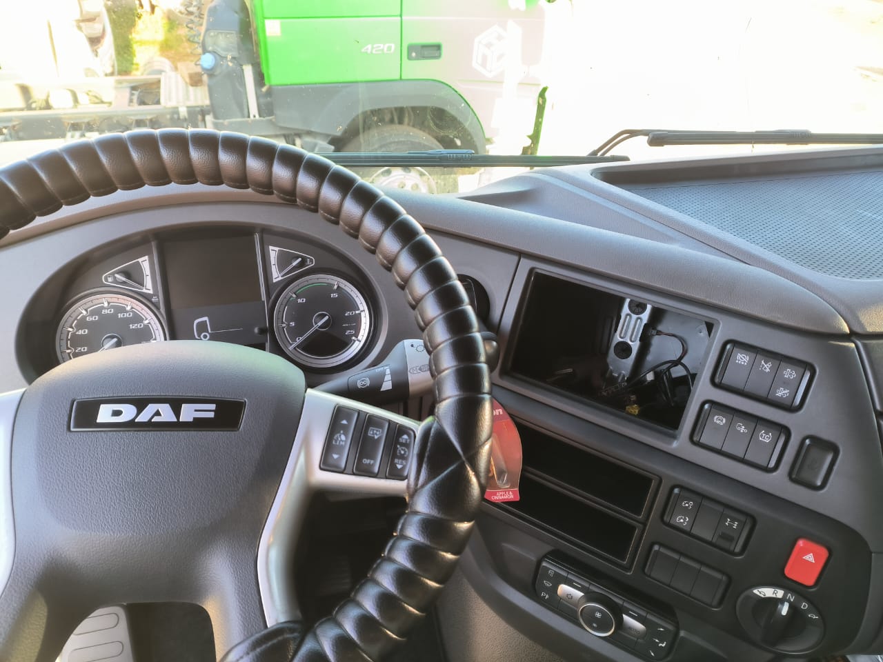 DAF XF 4x2 Седельный тягач 2023 г. - фото 9