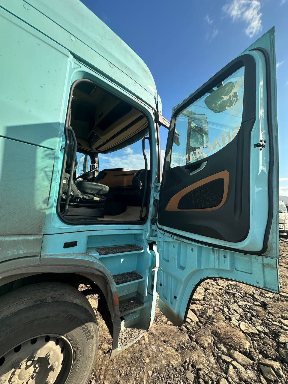 Shacman (Shaanxi) SX* 4x2 Седельный тягач 2023 г. - фото 8