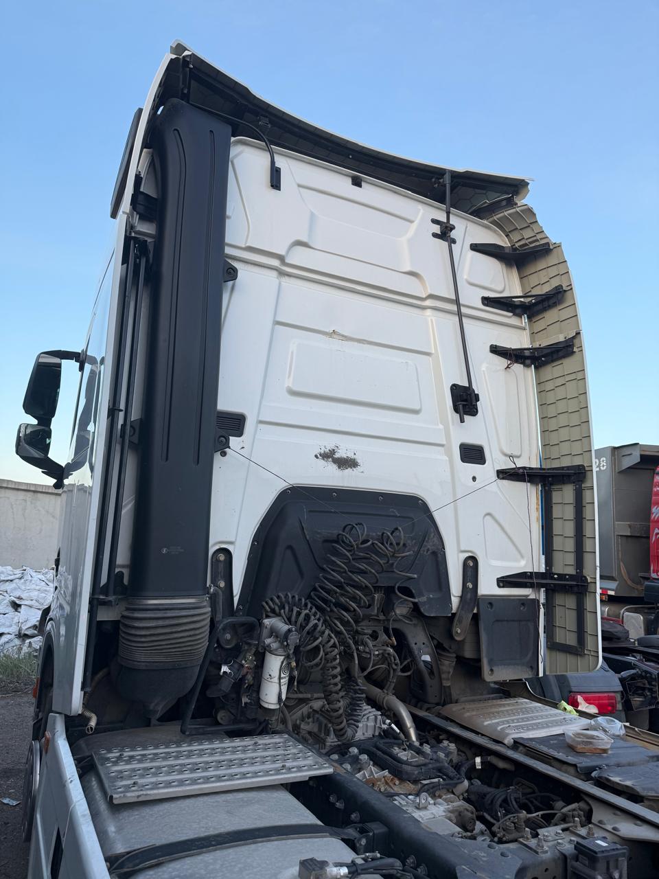 Shacman (Shaanxi) SX* 4x2 Седельный тягач 2023 г. - фото 6