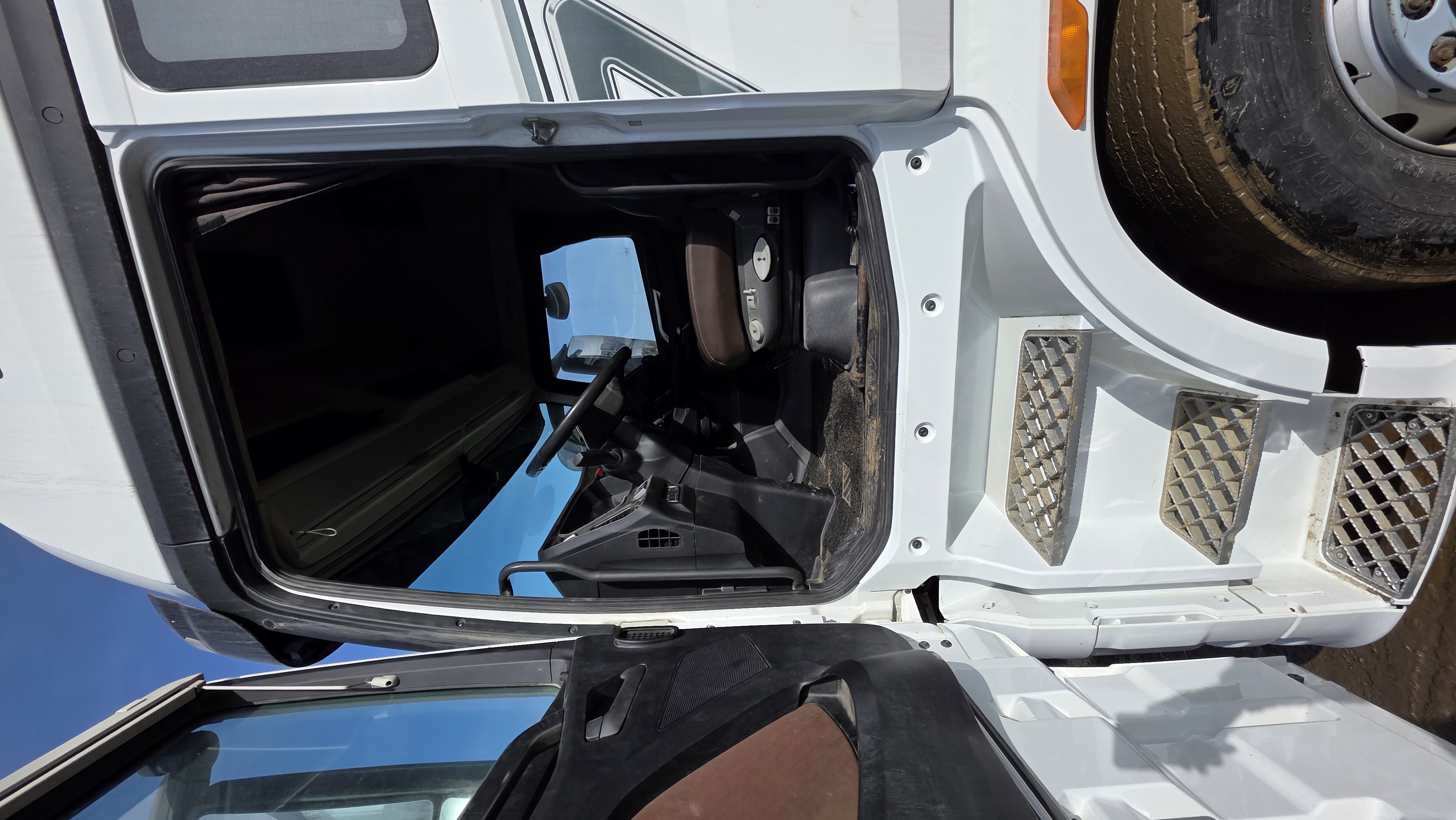 FAW J7 6x4 Седельный тягач 2023 г. - фото 10