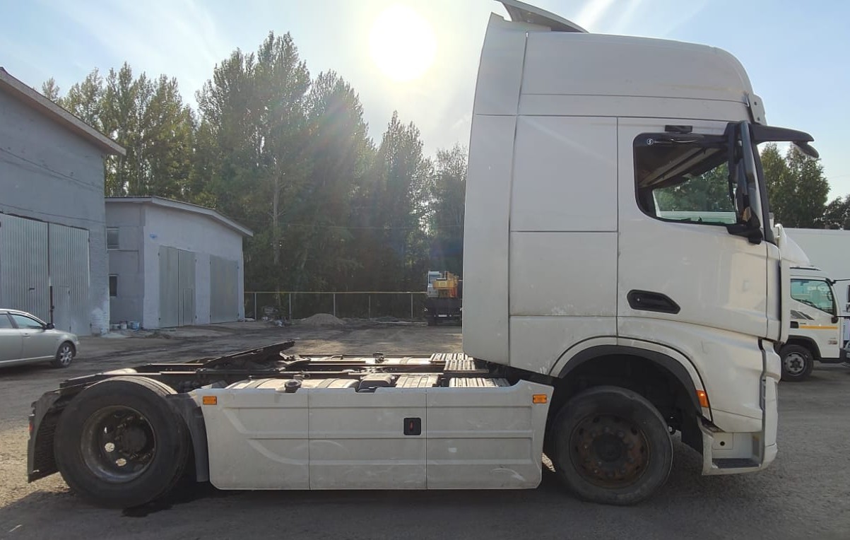 Shacman (Shaanxi) SX* 4x2 Седельный тягач 2024 г. - фото 4