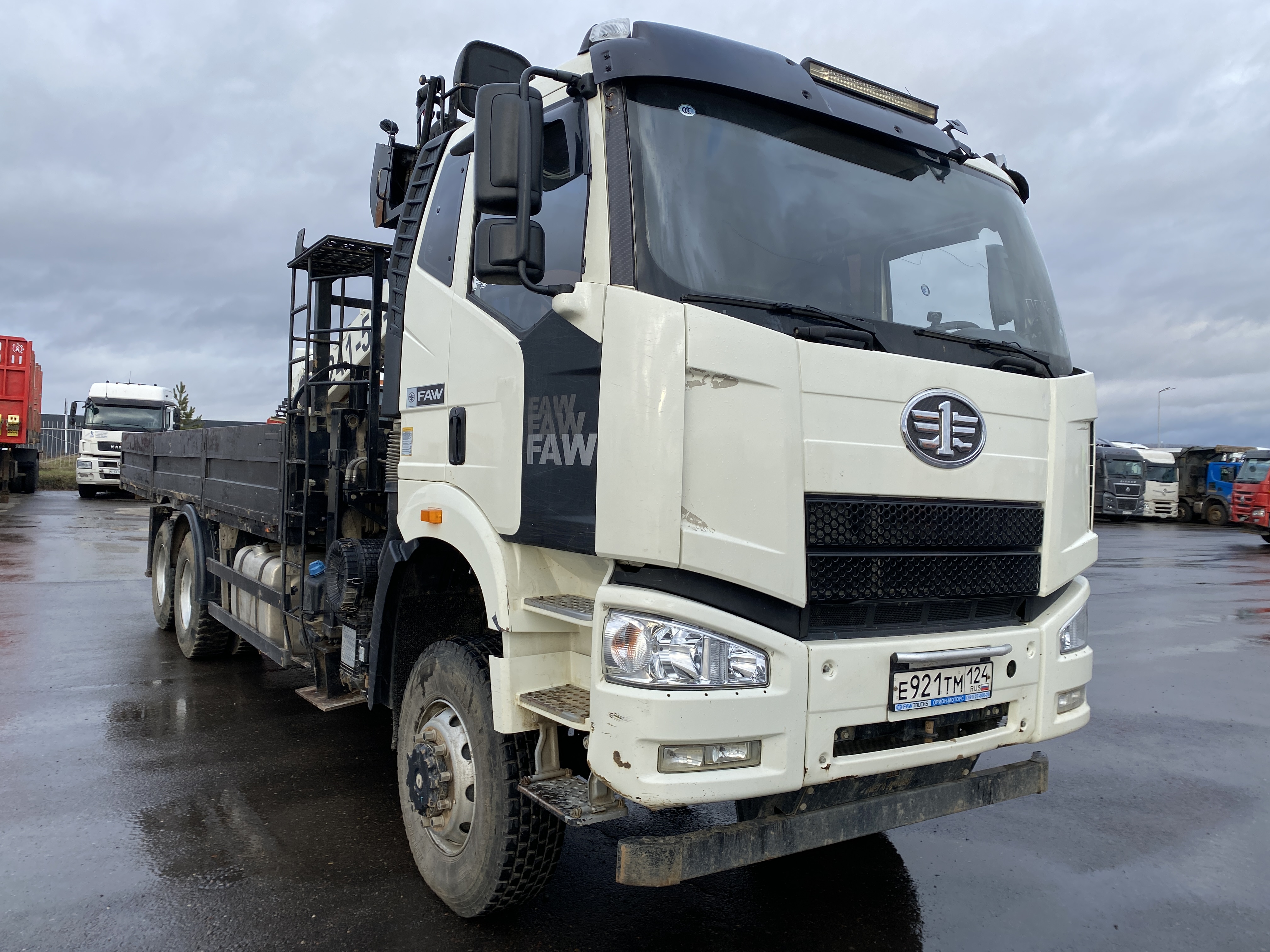 Айсин W2* на шасси FAW CA 3250 6x6 Бортовой с КМУ 2023 г. - фото 2