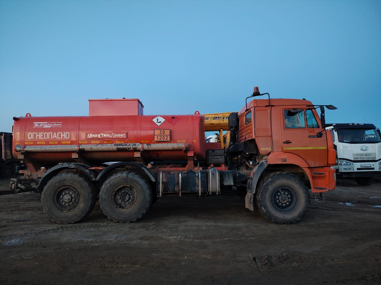 УралСпецТранс 5453* на шасси КамАЗ 43118 6x6 Автотопливозаправщик 2022 г. - фото 4
