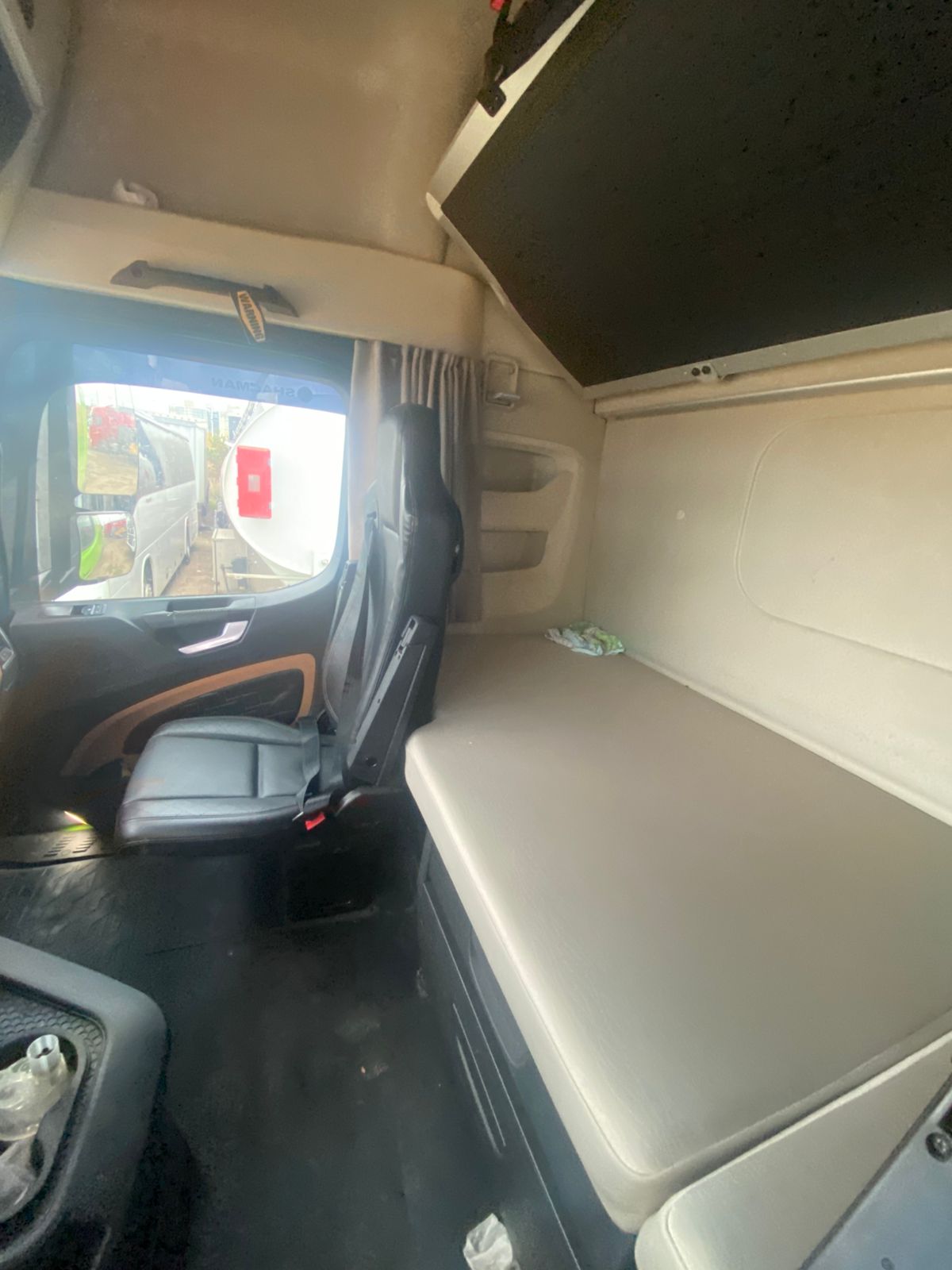 Shacman (Shaanxi) SX* 4x2 Седельный тягач 2022 г. - фото 10