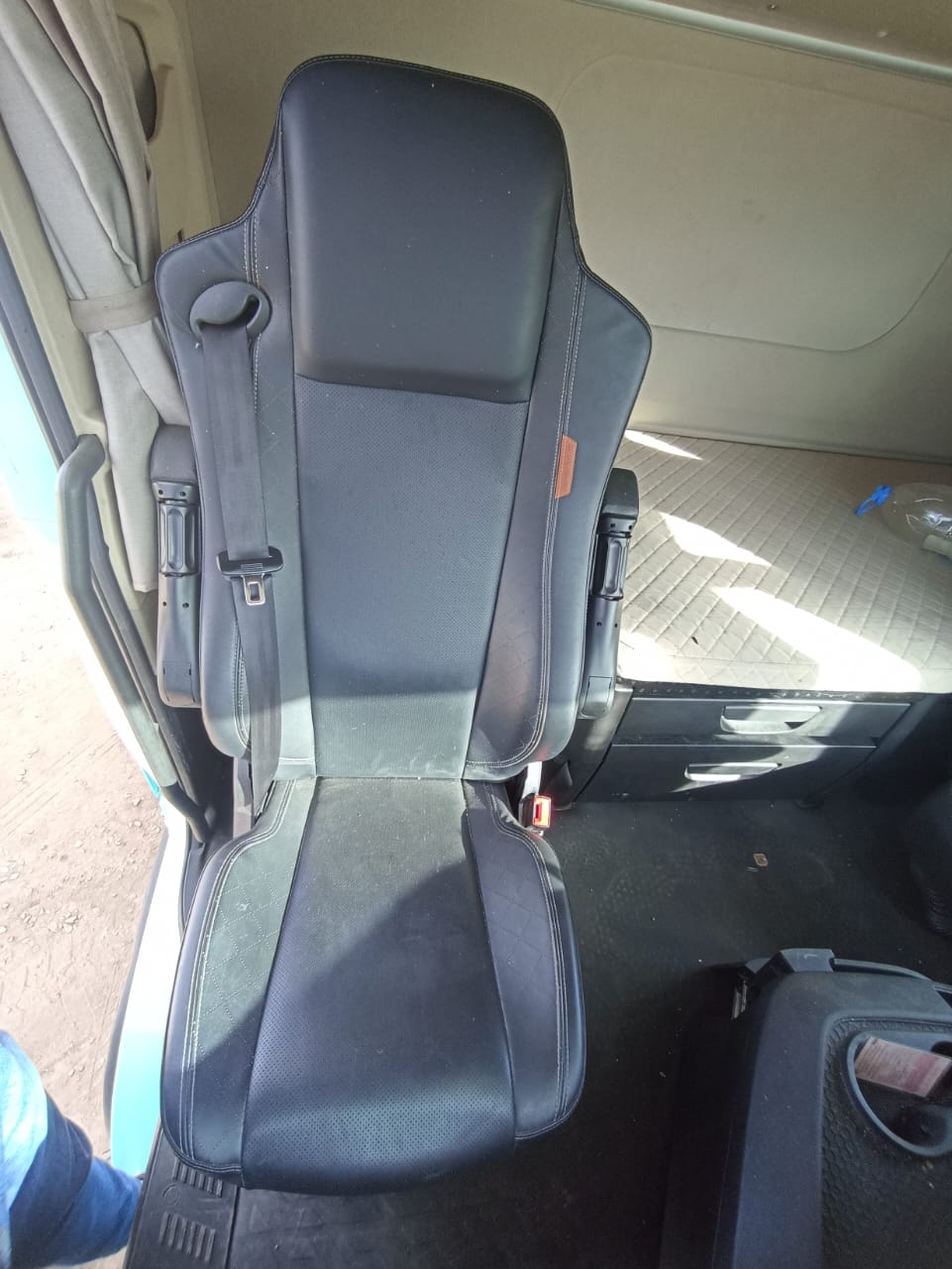 Shacman (Shaanxi) SX* 4x2 Седельный тягач 2023 г. - фото 10