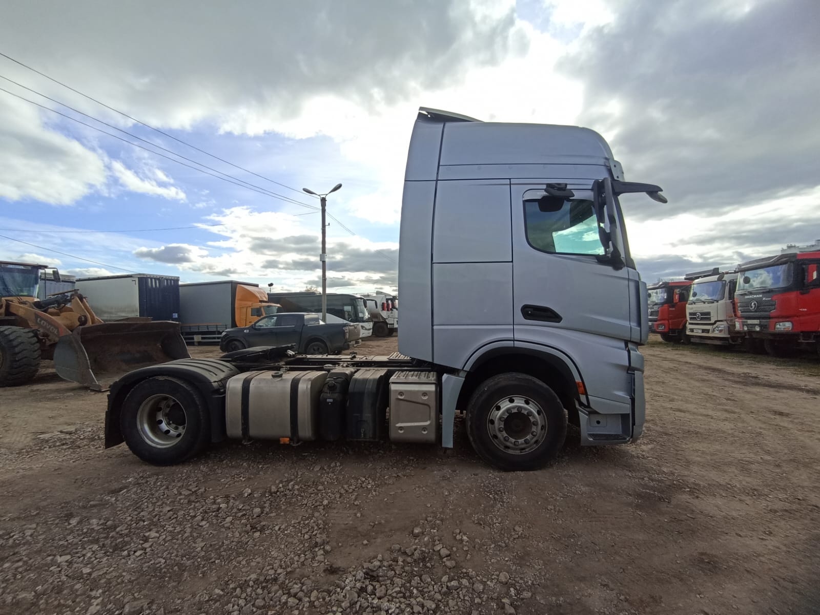 Shacman (Shaanxi) SX* 4x2 Седельный тягач 2023 г. - фото 4