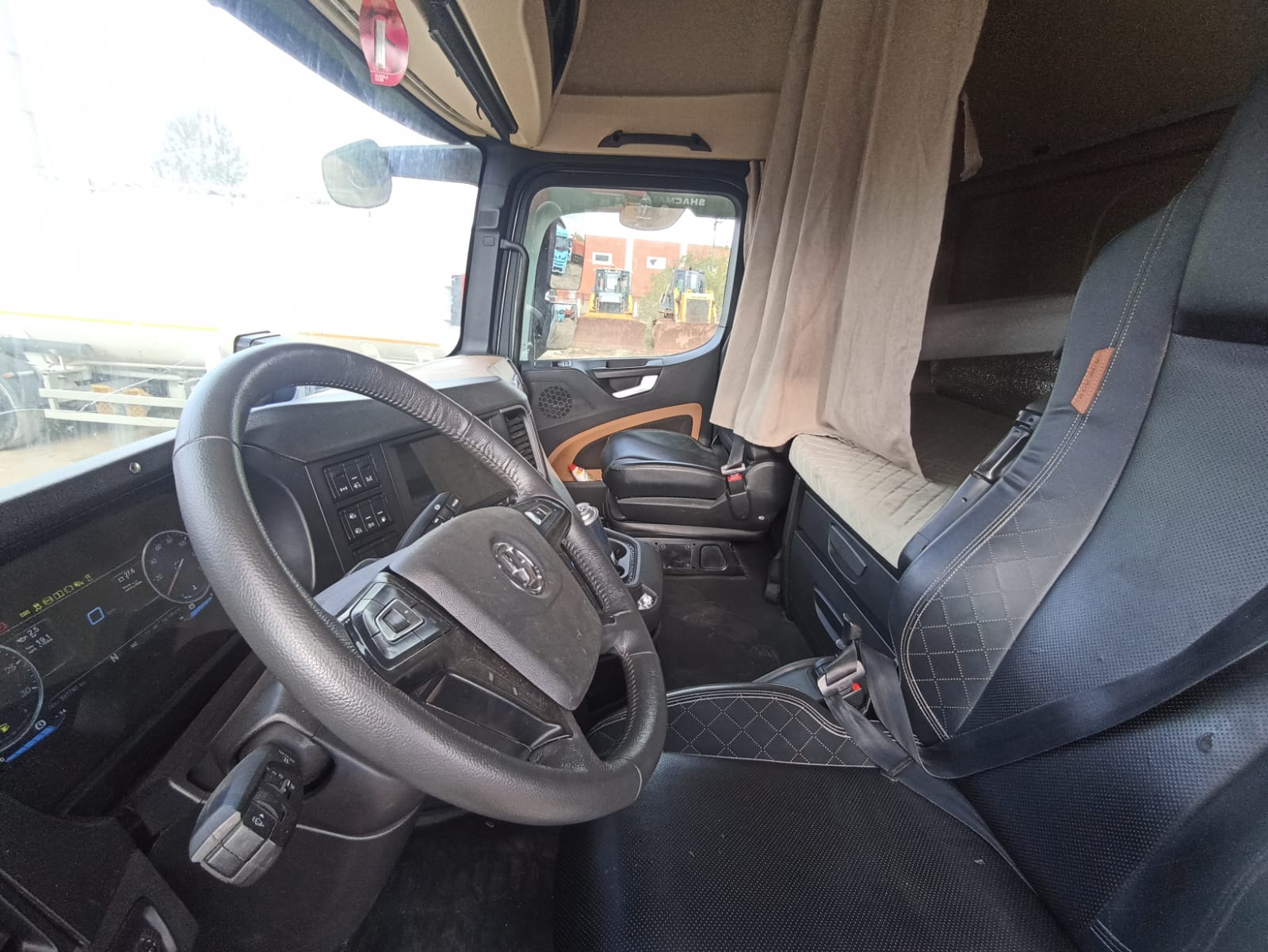 Shacman (Shaanxi) SX* 4x2 Седельный тягач 2023 г. - фото 7