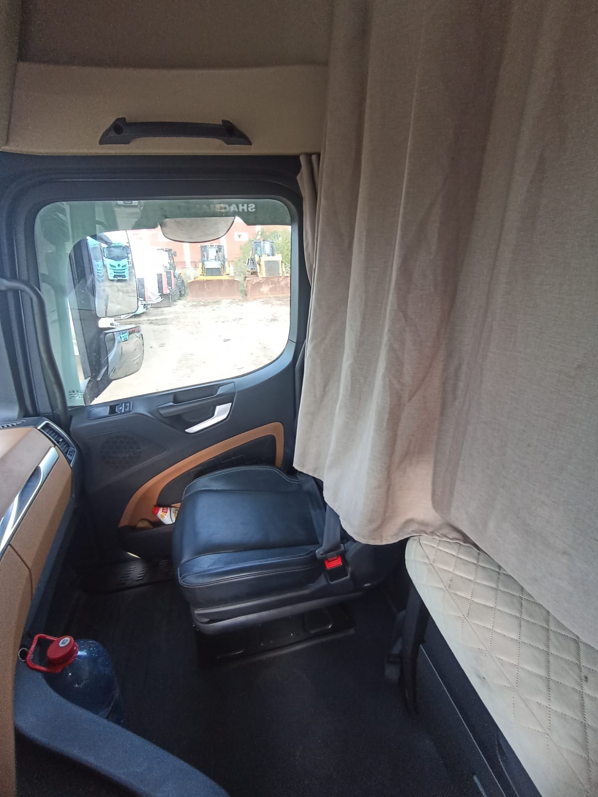 Shacman (Shaanxi) SX* 4x2 Седельный тягач 2023 г. - фото 9