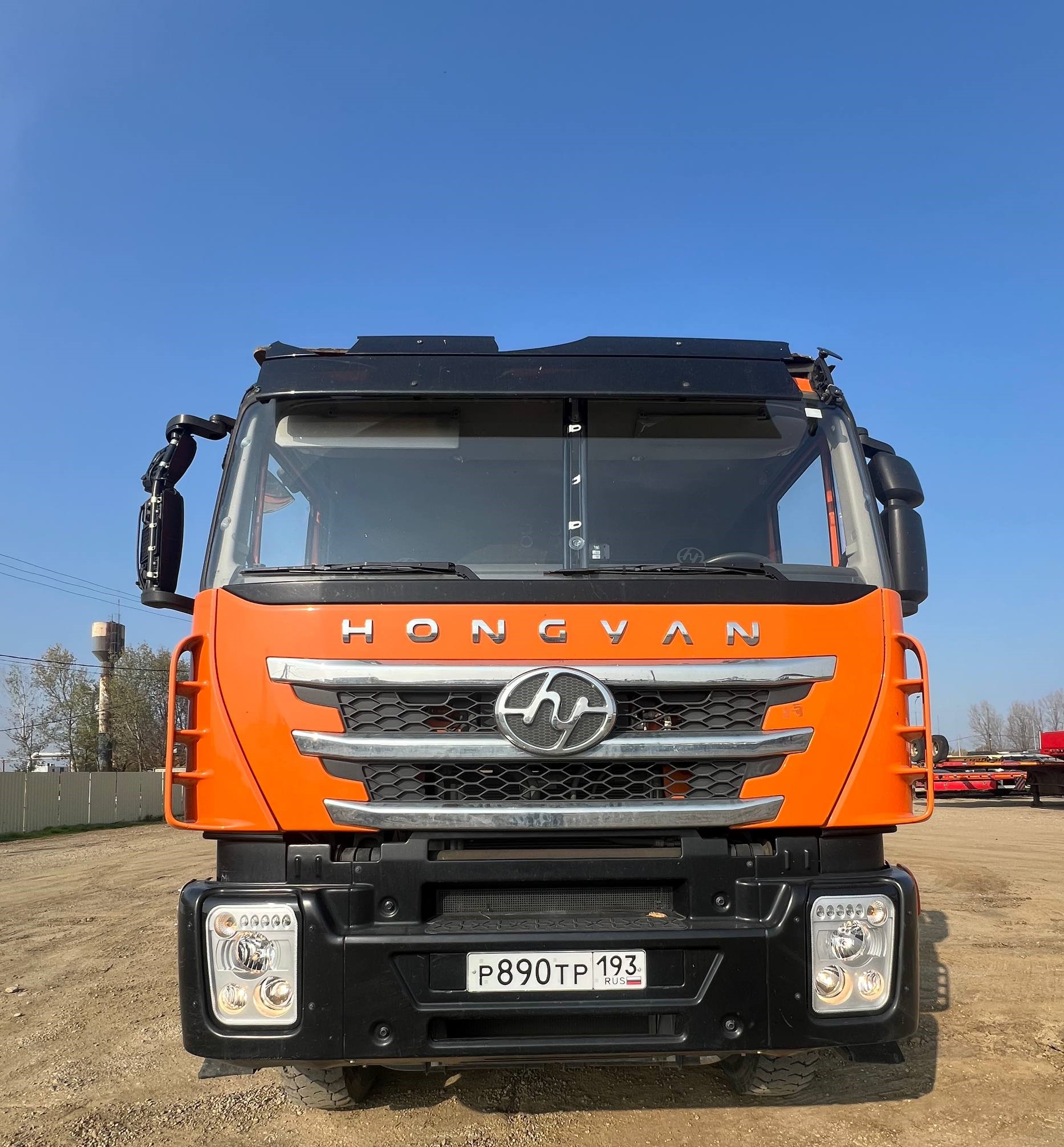 КАРВИНГ 3370* на шасси HONGYAN CQ3346 6x4 Бортовой с КМУ 2023 г.