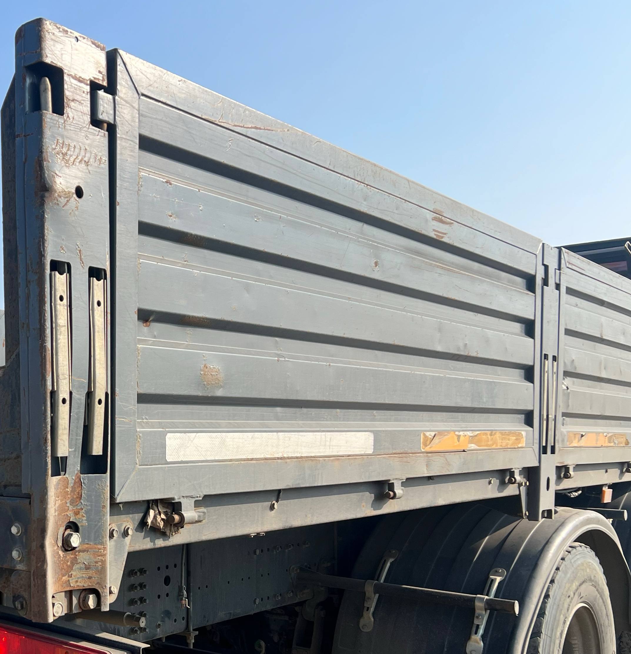 КАРВИНГ 3370* на шасси HONGYAN CQ3346 6x4 Бортовой с КМУ 2023 г. - фото 7