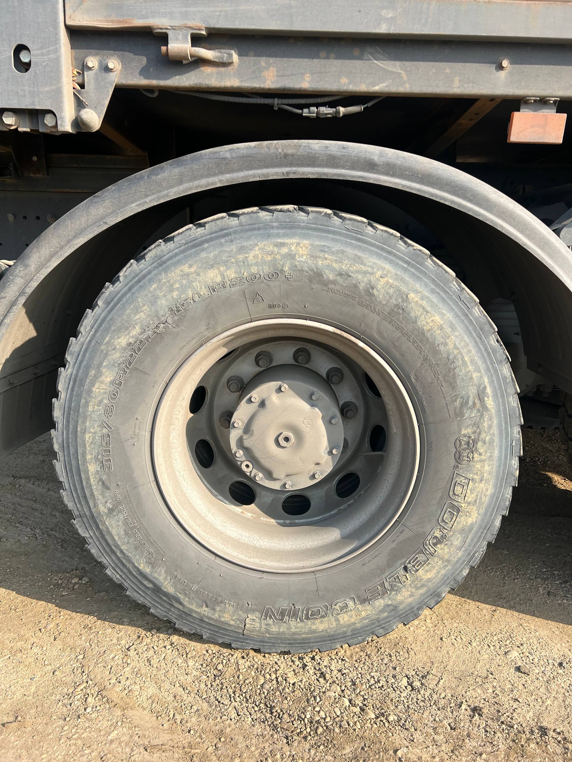 КАРВИНГ 3370* на шасси HONGYAN CQ3346 6x4 Бортовой с КМУ 2023 г. - фото 14