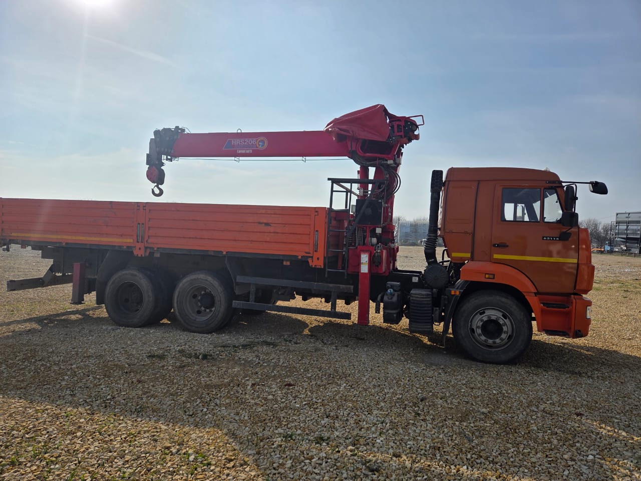 Кран центр "КАМАЗ" 6590* на шасси КамАЗ 65115 6x4 Бортовой с КМУ 2022 г. - фото 4