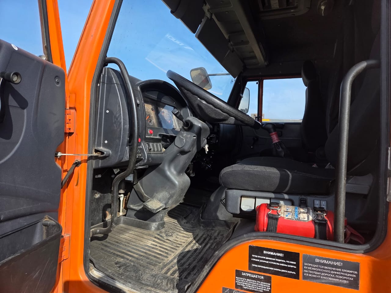 Кран центр "КАМАЗ" 6590* на шасси КамАЗ 65115 6x4 Бортовой с КМУ 2022 г. - фото 15