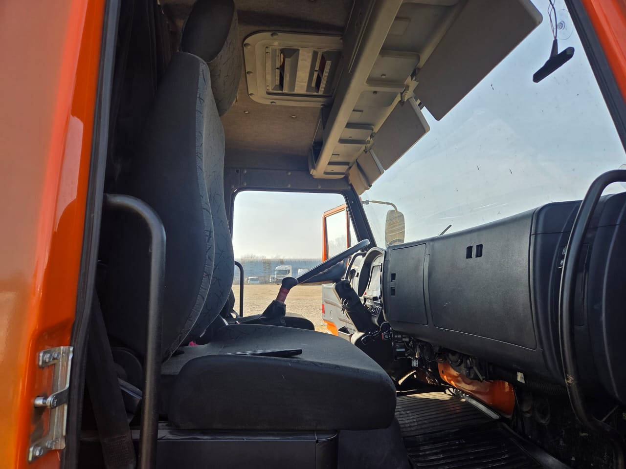 Кран центр "КАМАЗ" 6590* на шасси КамАЗ 65115 6x4 Бортовой с КМУ 2022 г. - фото 16