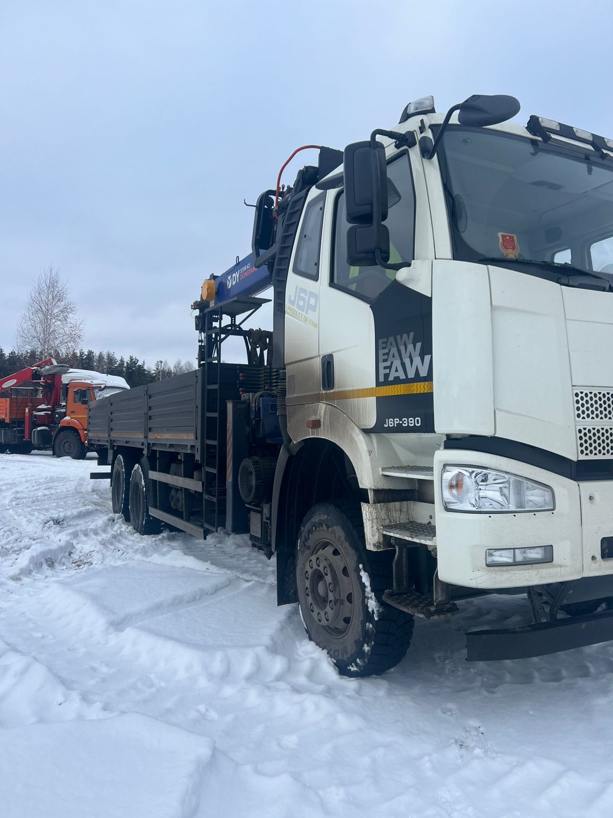 Строительные подъемные машины (СПМ) 7327* на шасси FAW CA 3250 6x4 Бортовой с КМУ 2023 г. - фото 2