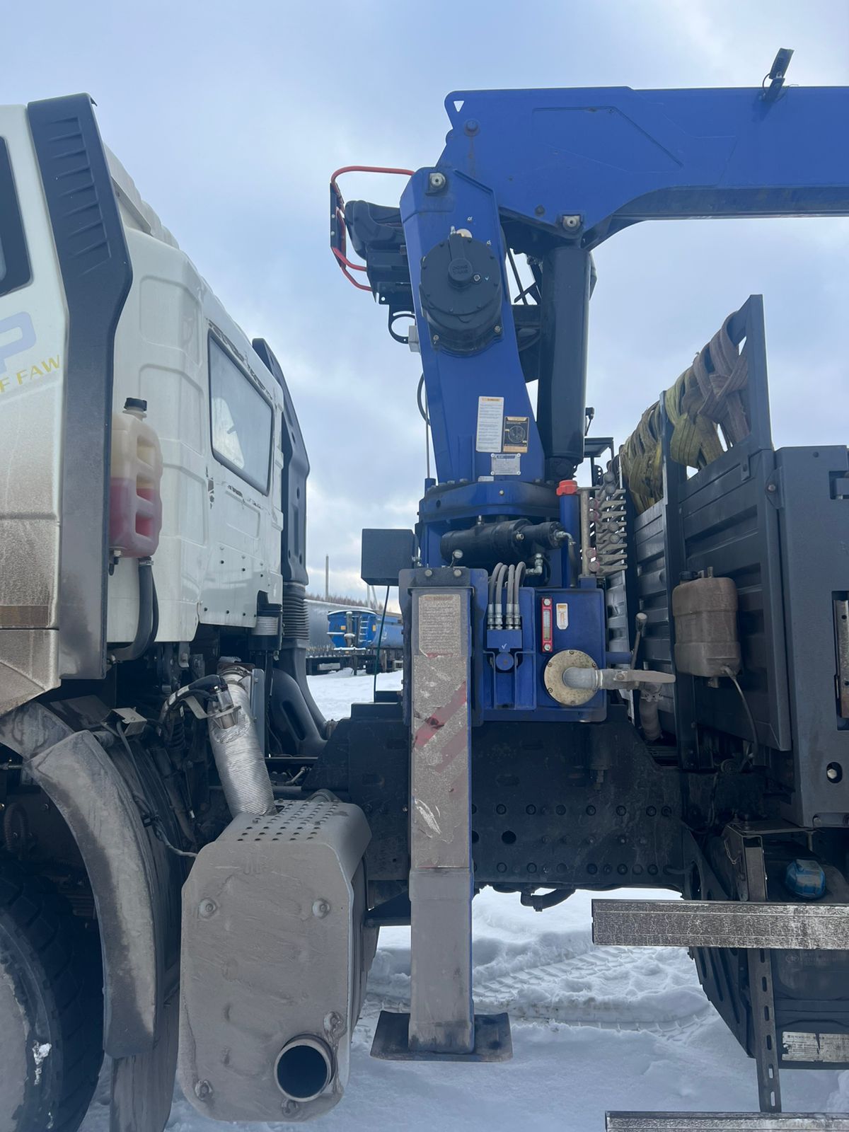 Строительные подъемные машины (СПМ) 7327* на шасси FAW CA 3250 6x4 Бортовой с КМУ 2023 г. - фото 4