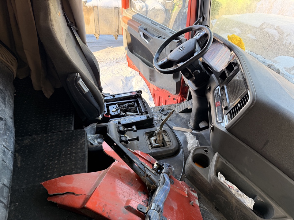 Shacman (Shaanxi) SX* 6x6 Седельный тягач 2023 г. - фото 8